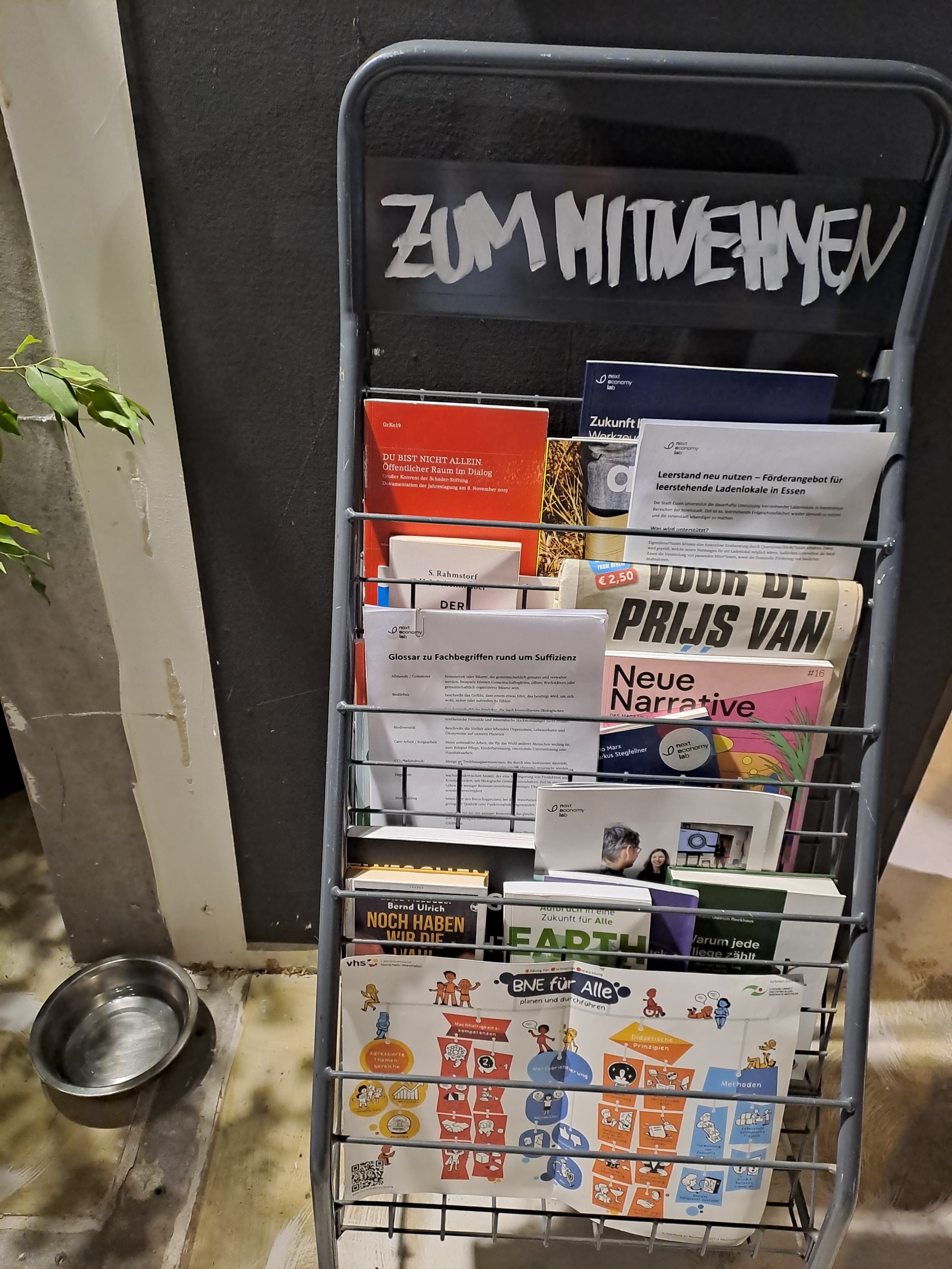 Bücher und Zeitschriften im Ständer zum Mitnehmen und Tauschen.
