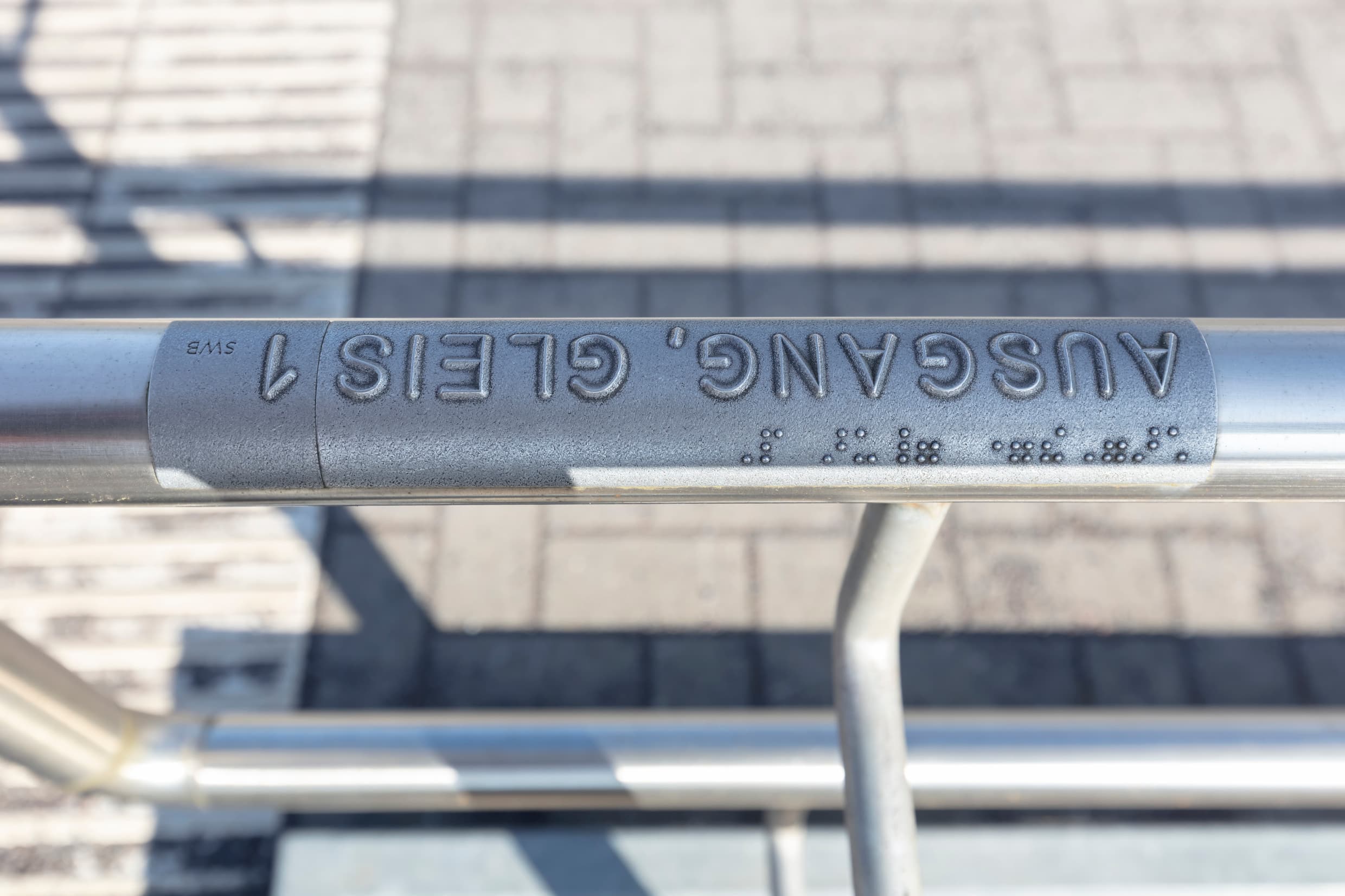 Taktiles Handlaufsystem am Bahnsteig.
