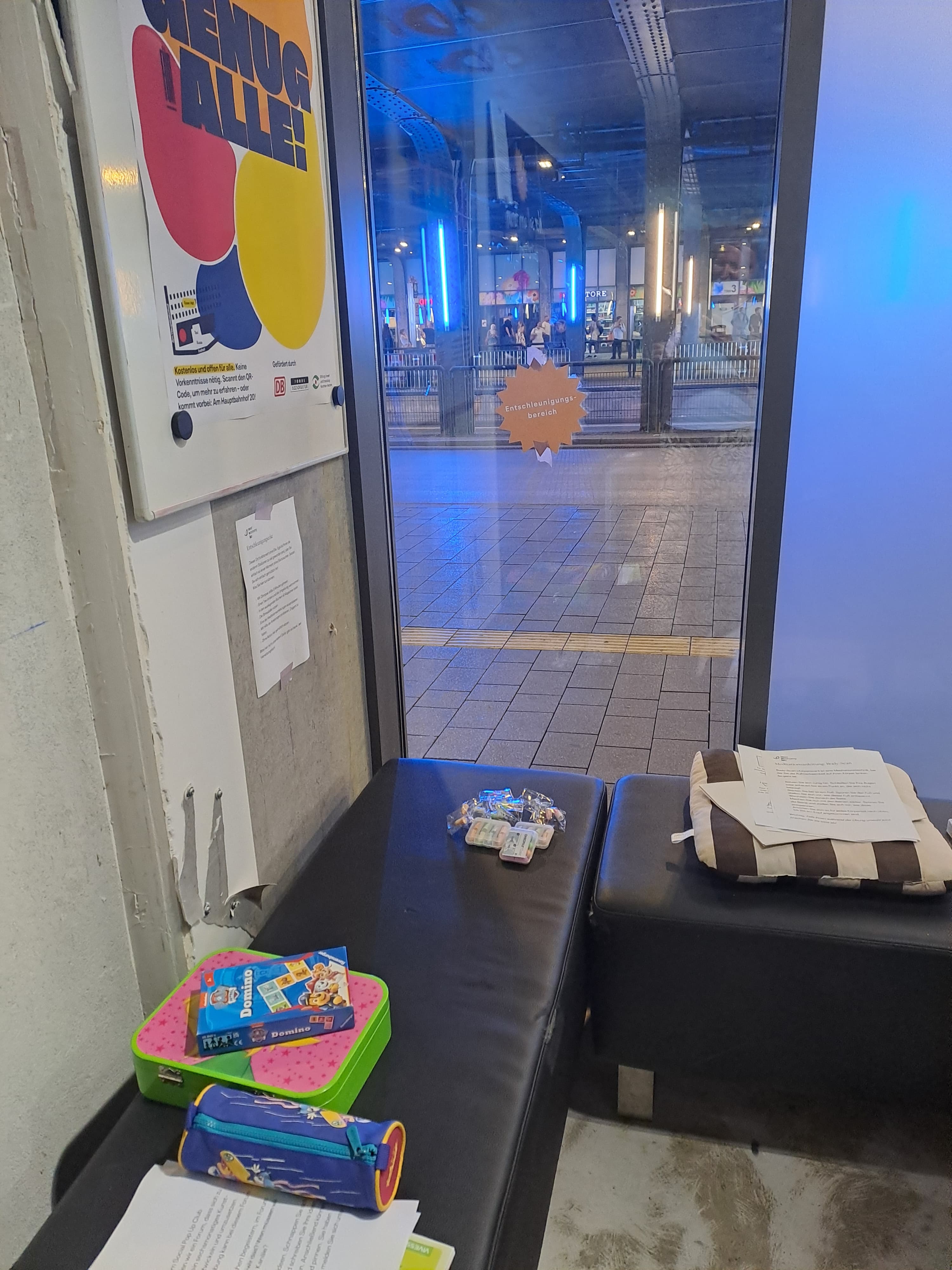 Entspannungsecke für Jung und Alt und im Hintergrund ist ein Teil des Busbahnsteiges zu sehen.