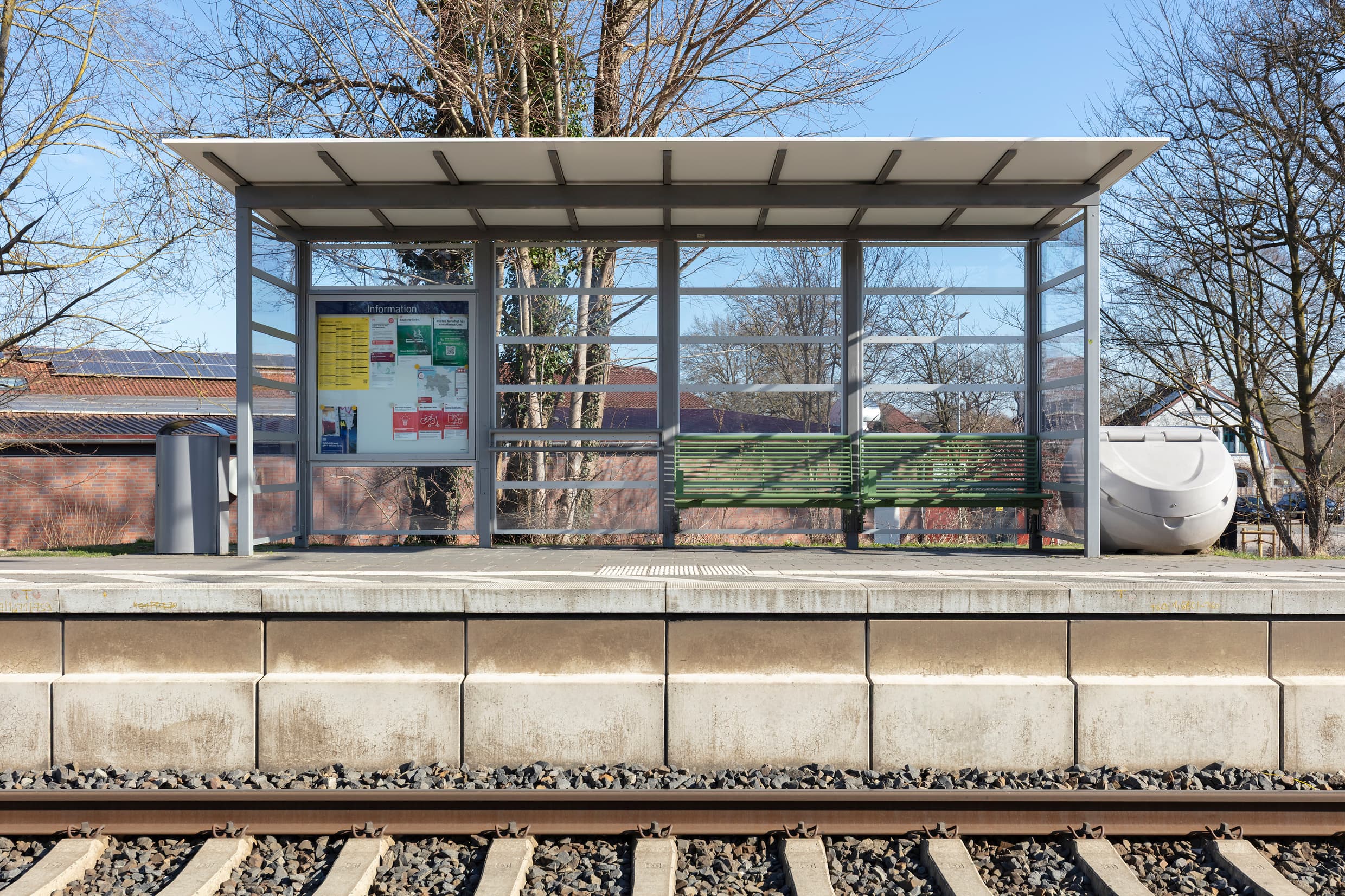 Neues Wetterschutzhäuschen am Bahnsteig.
