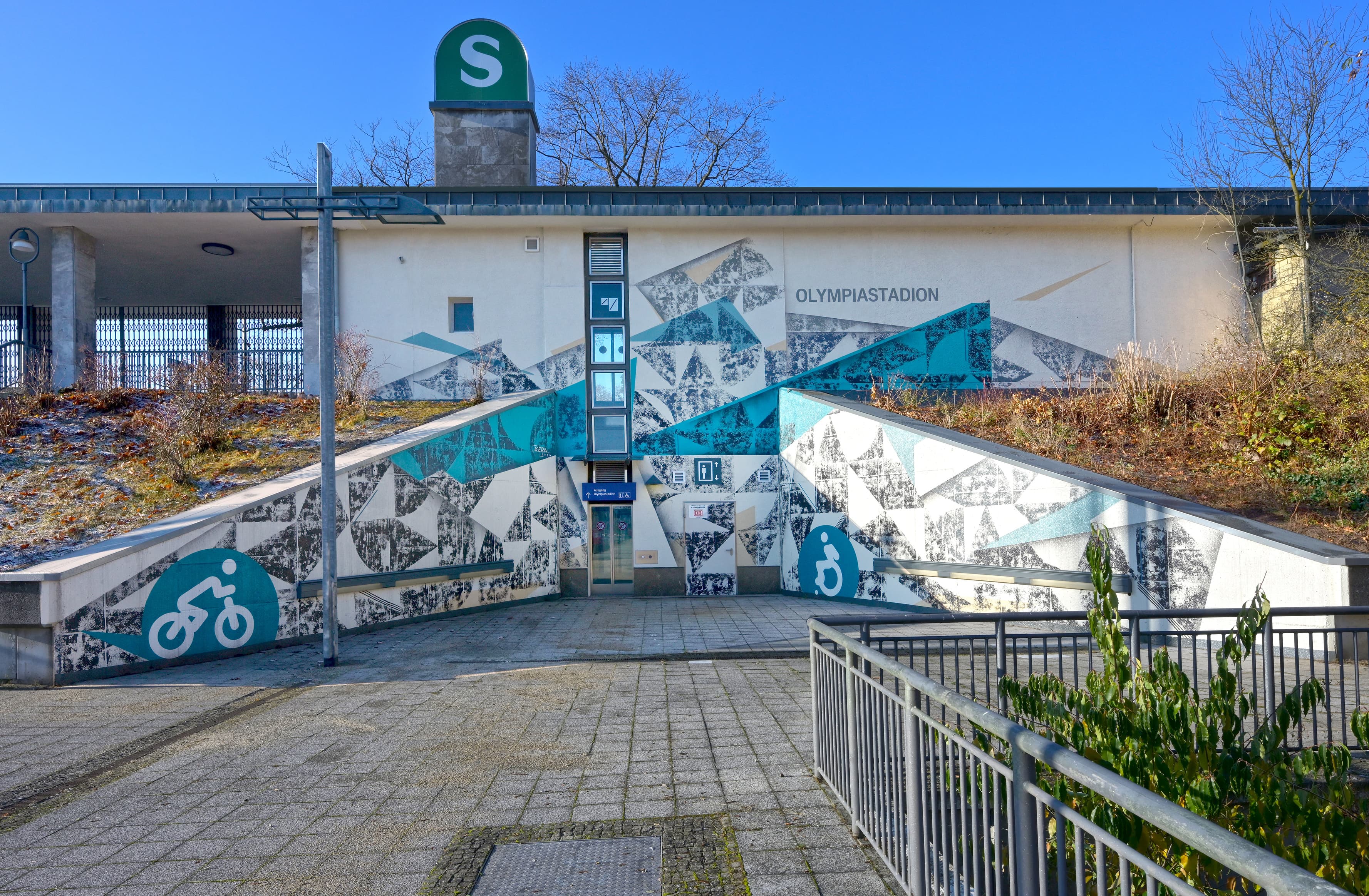Blick auf die gestaltete Fassade mit Aufzug