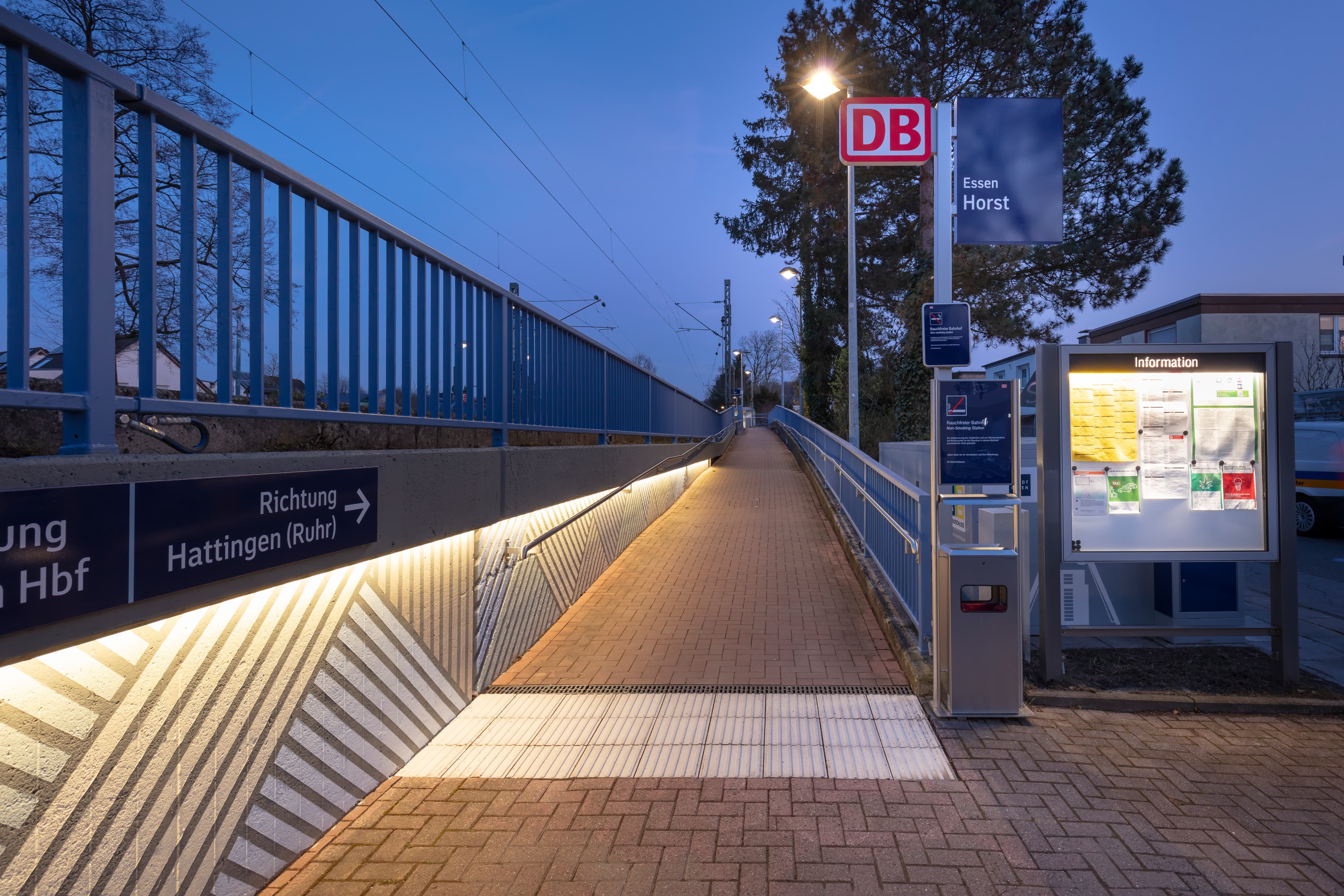 Durch neue farbenträchtige Zugangsbereiche mit der neuen Architekturbeleuchtung sollen sich die Reisenden sicherer fühlen. 