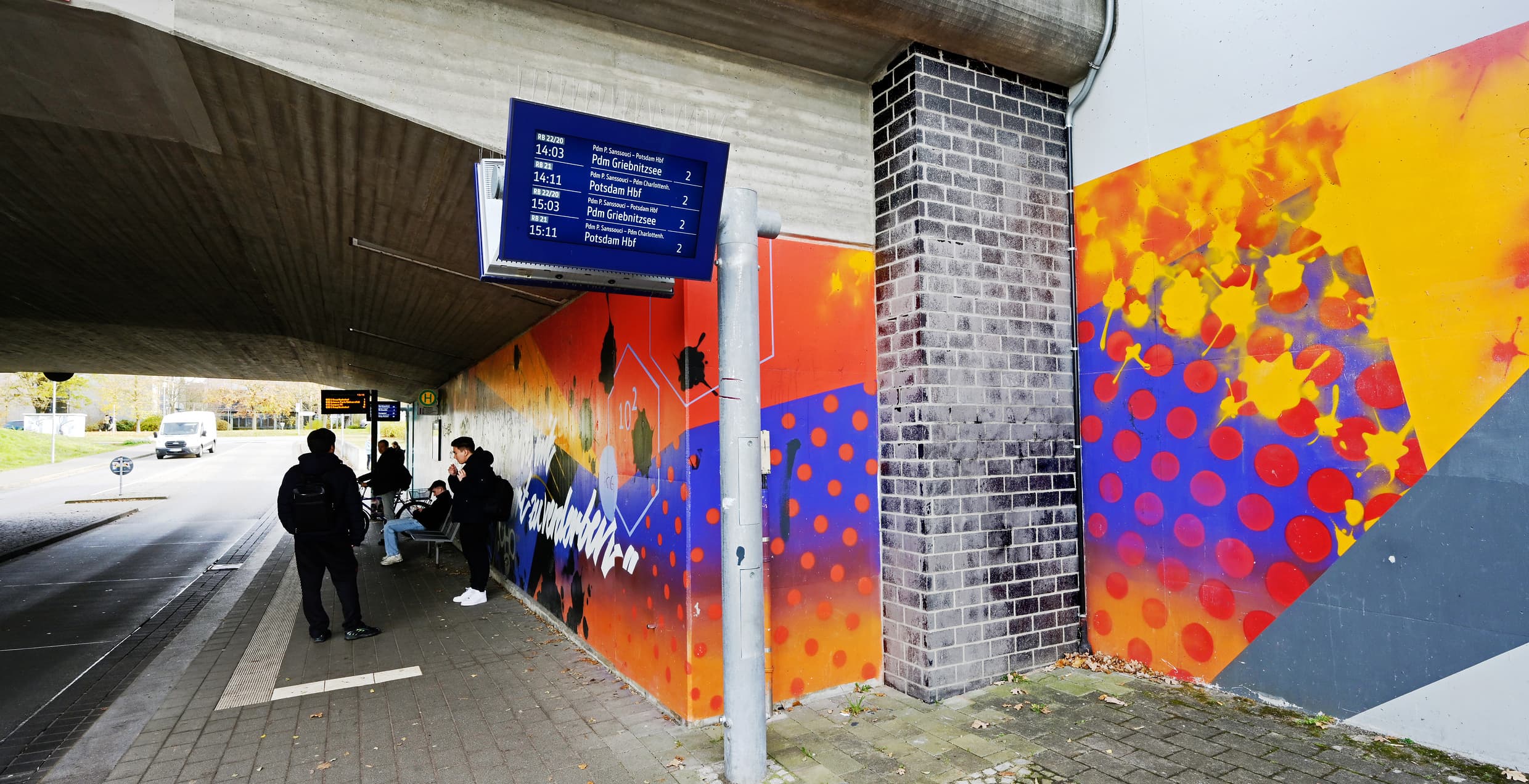 Blick auf die Bushaltestelle am Bahnhof Golm. Auch hier wurde ein Monitor installiert, der unsere Reisenden beim Umstieg auf die nächsten Anschlüsse Informiert. 