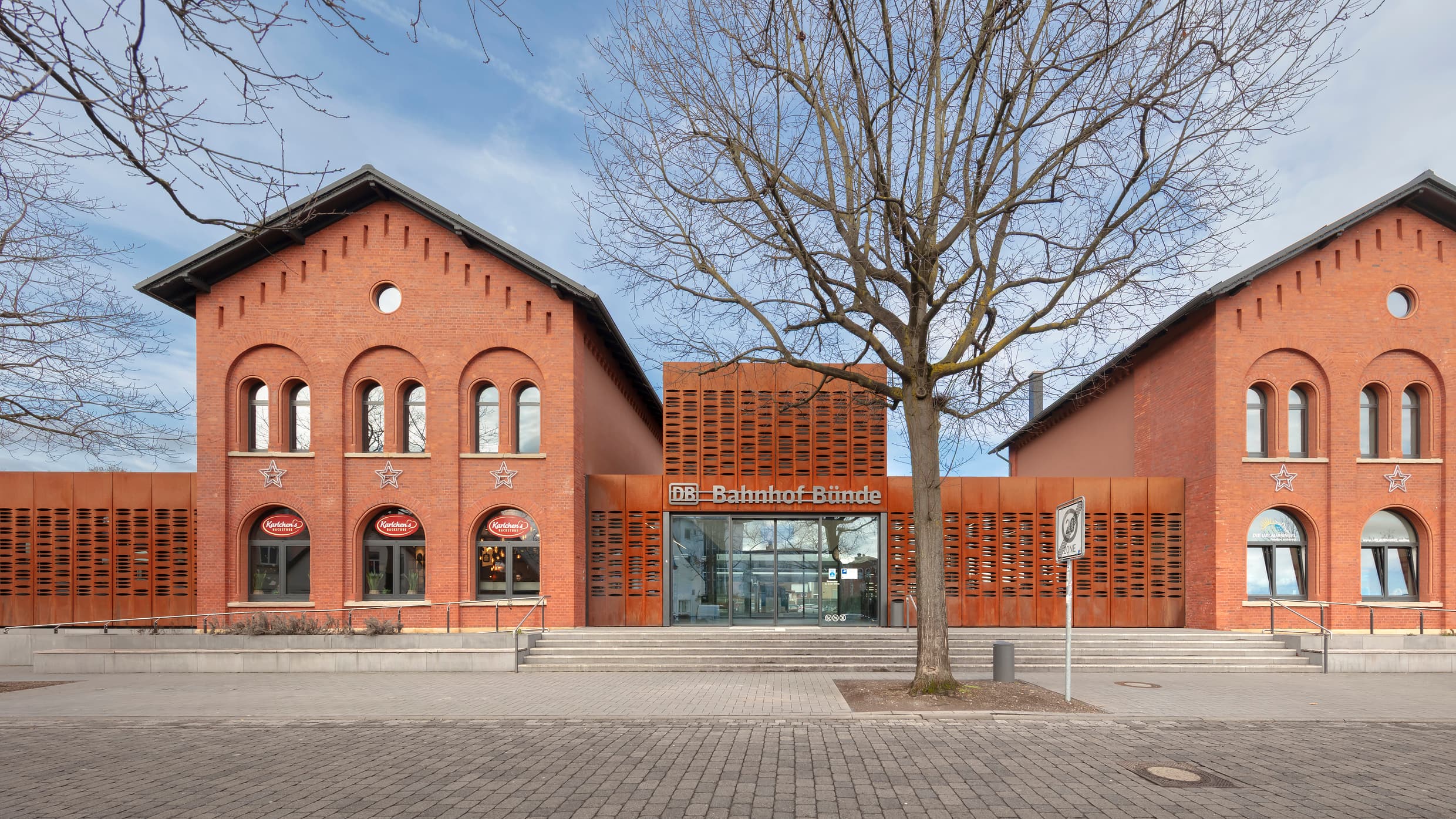 Neuer Schriftzug am Bahnhofsgebäude.