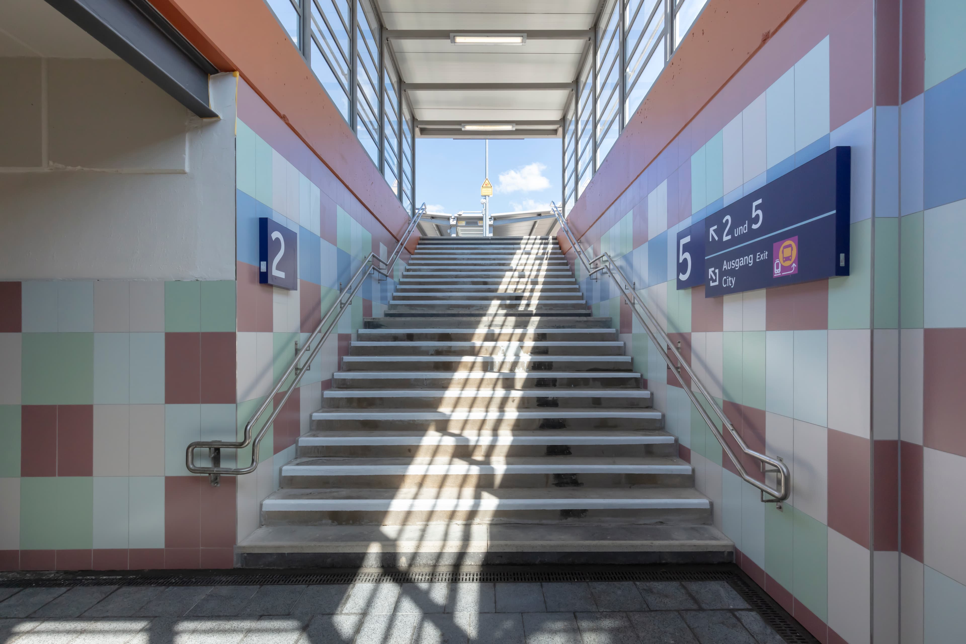 Aufgänge zu den Bahnsteigen im neuen Design.
