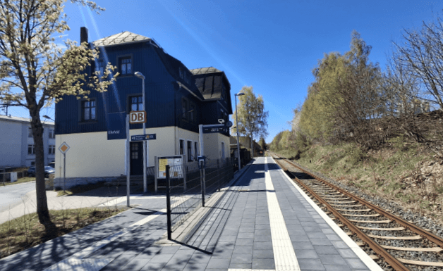 Zu sehen ist der neu gebaute Bahnsteig im Bahnhof Ellefeld und das ehemalige Bahnhofsgebäude.