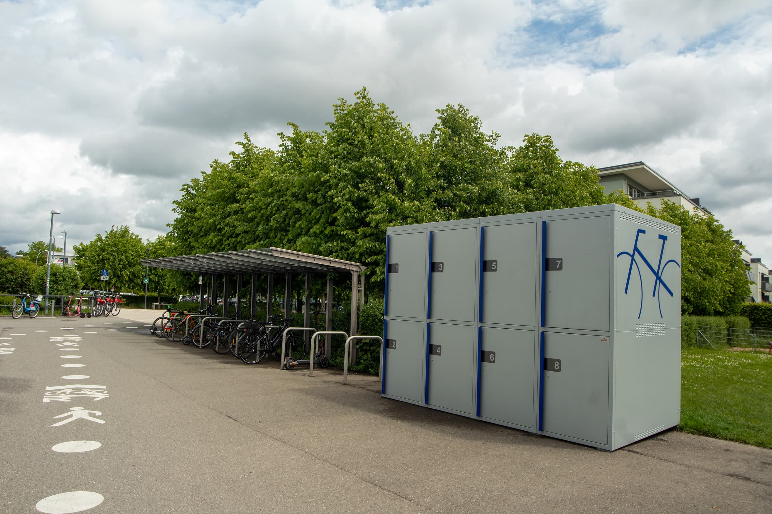 Fahrradstellplätze überdacht und abschließbare Boxen daneben.