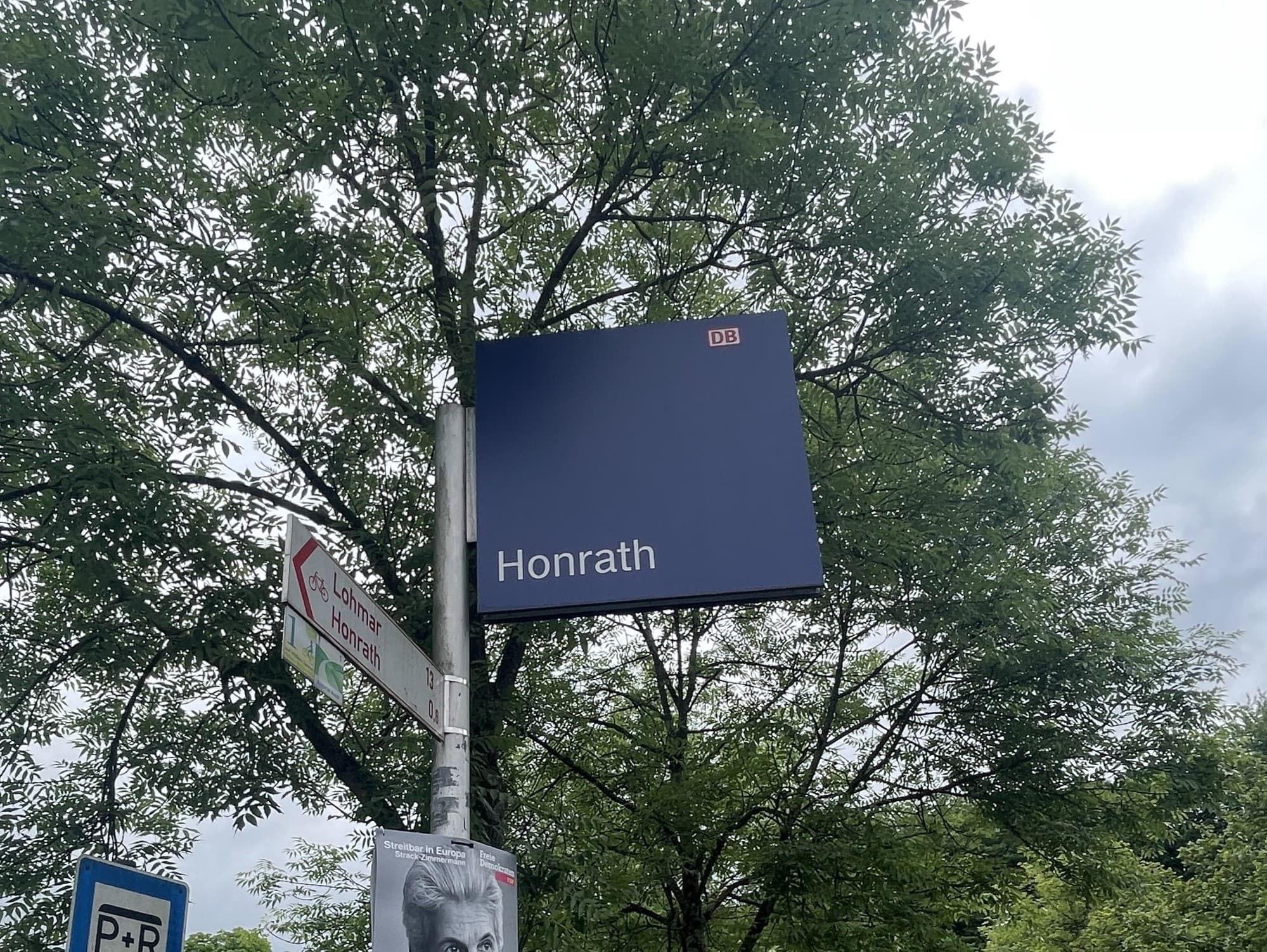 Blick auf die alte Bahnhofsfahne im alten Design.