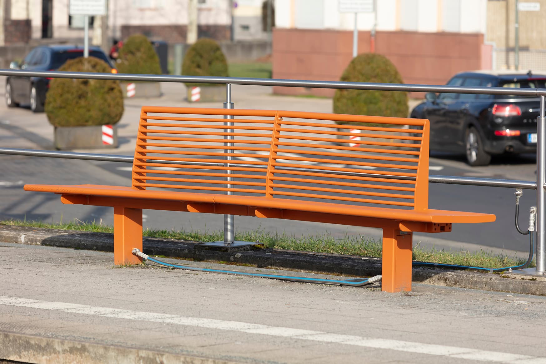 Detailaufnahme einer orangefarbenen Sitzbank.