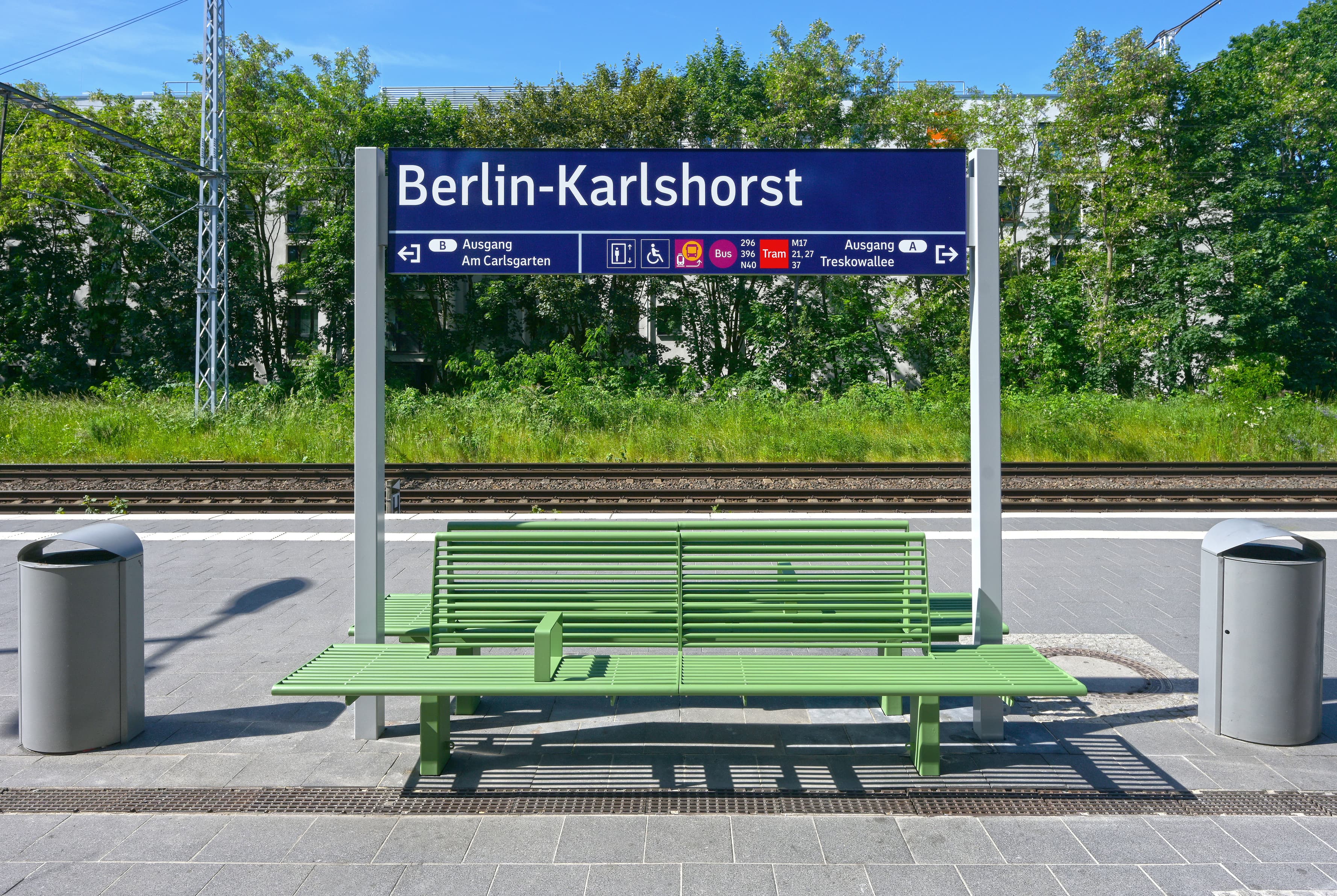 Blick auf eine moderne Sitzbank. 
