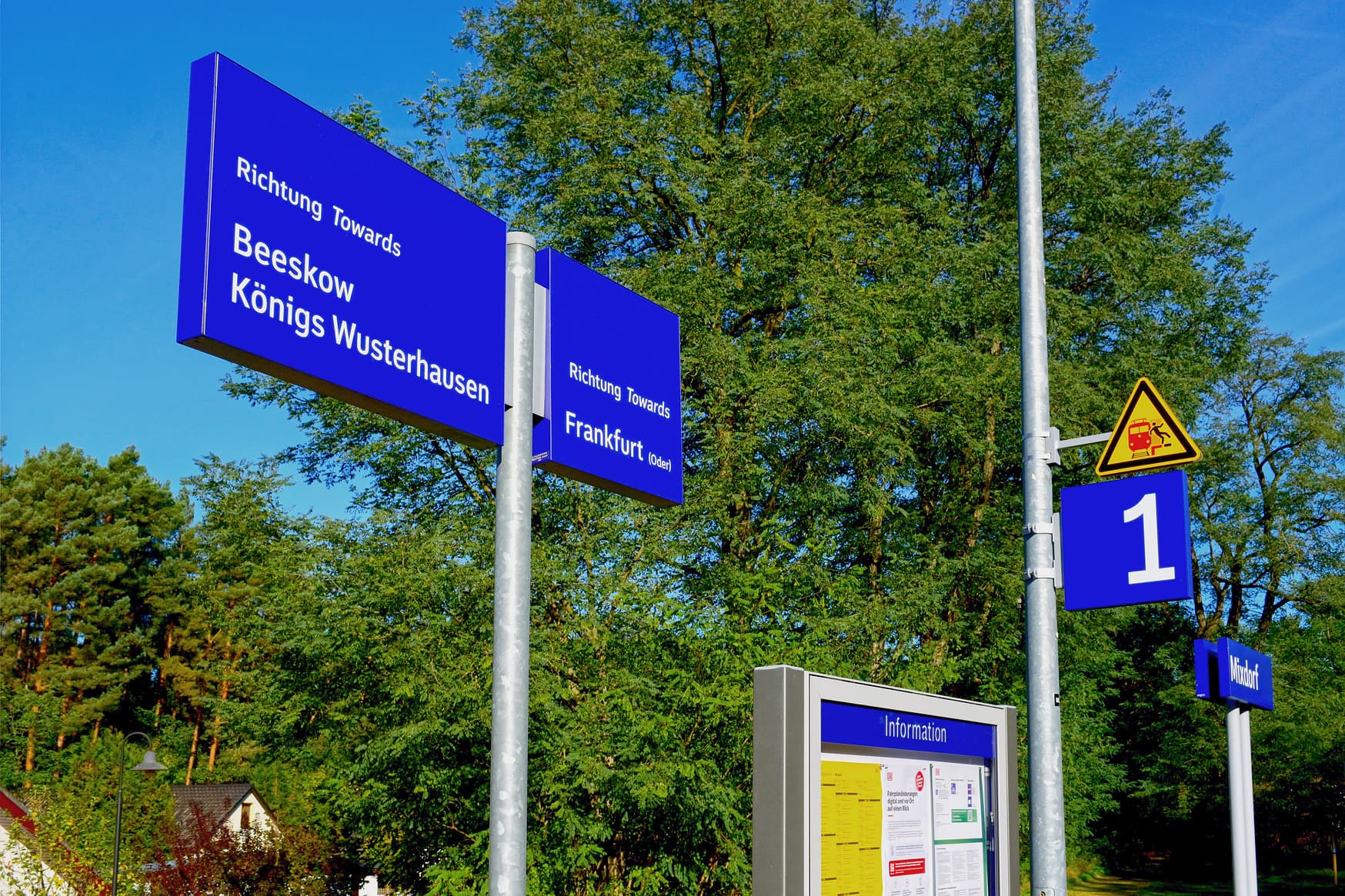 Neue blaue Beschilderung am Bahnhof.