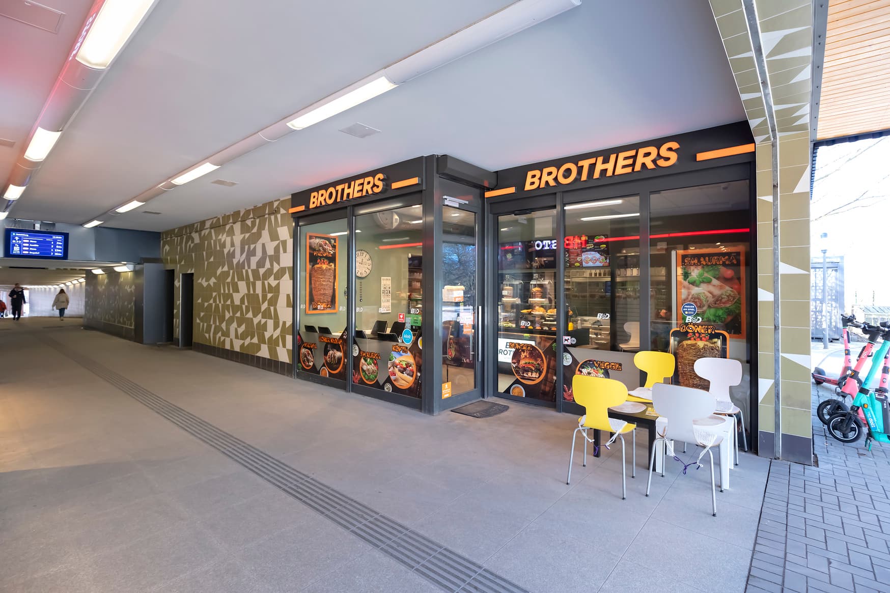 Blick in die Personenunterführung mit den neuen Fassaden der Läden.