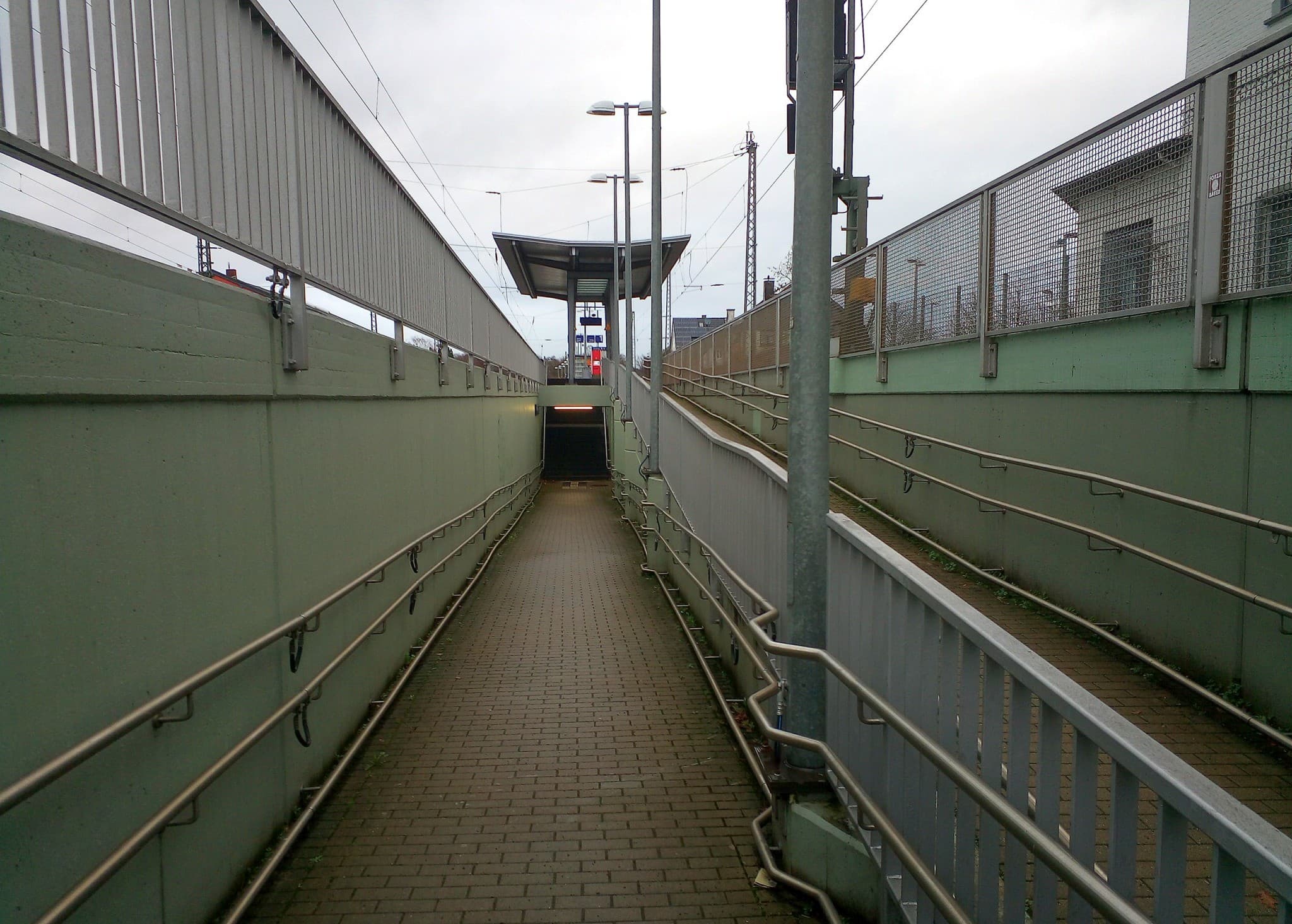 Blick auf die Rampe zum Bahnsteig und zur Personenunterführung vor der Neugestaltung.
