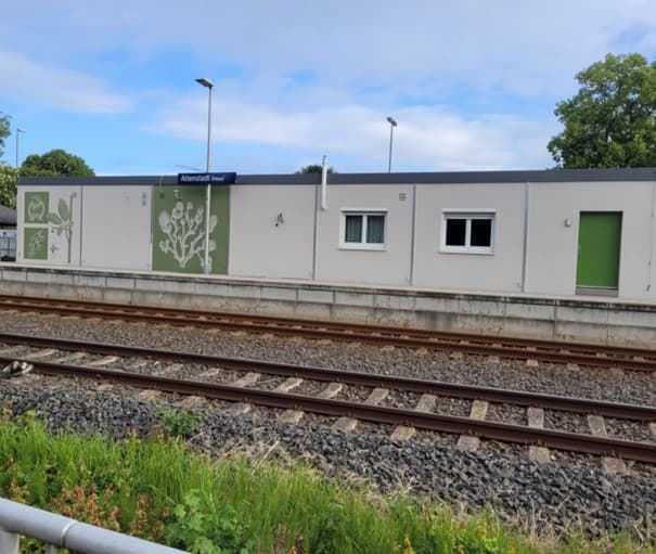 Blick auf das neugestaltete Stellwerksgebäude.