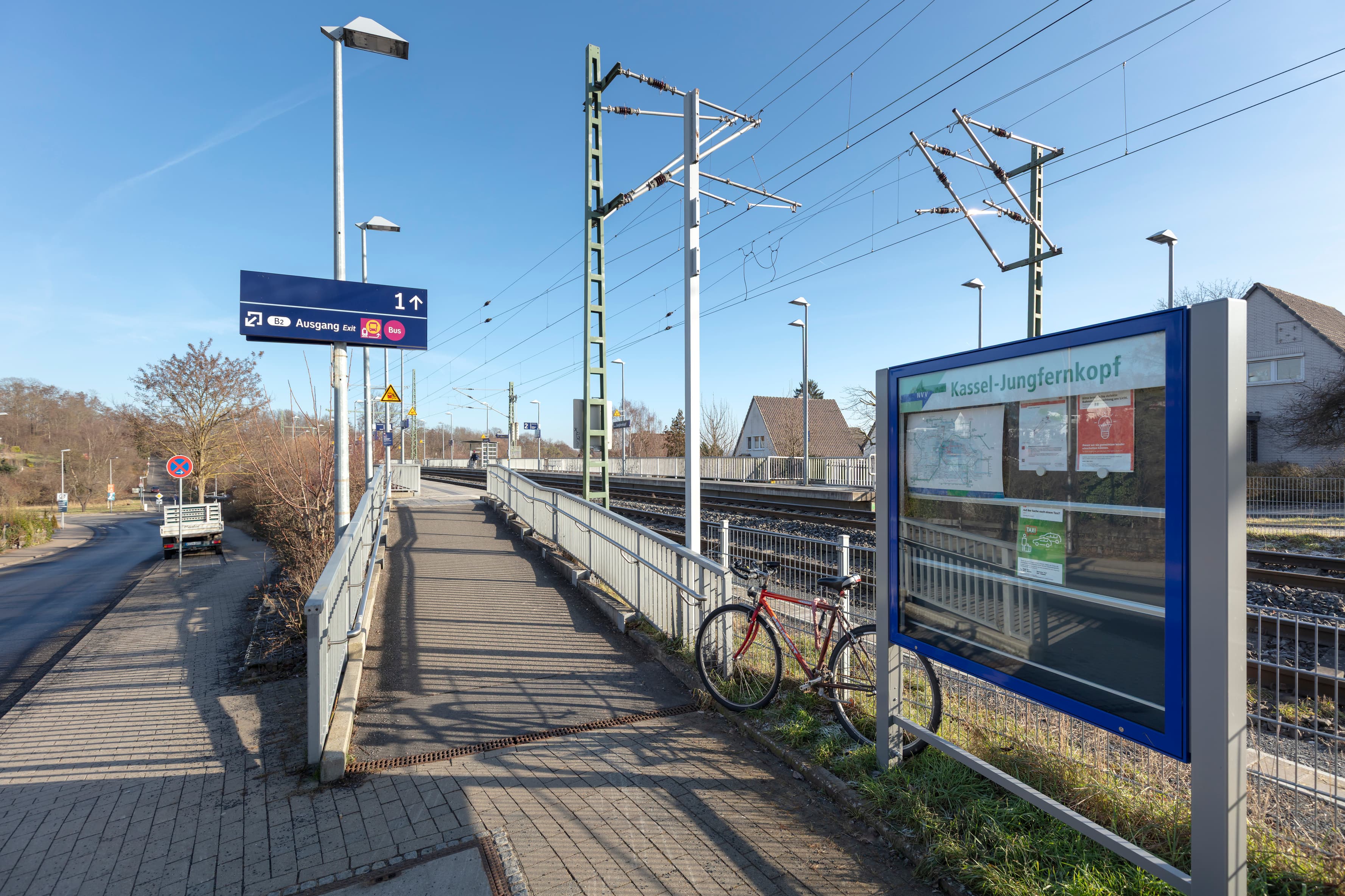 Blick auf die neue Beschilderung für Bus und Anruftaxi. Im Hintergrund befindet sich e