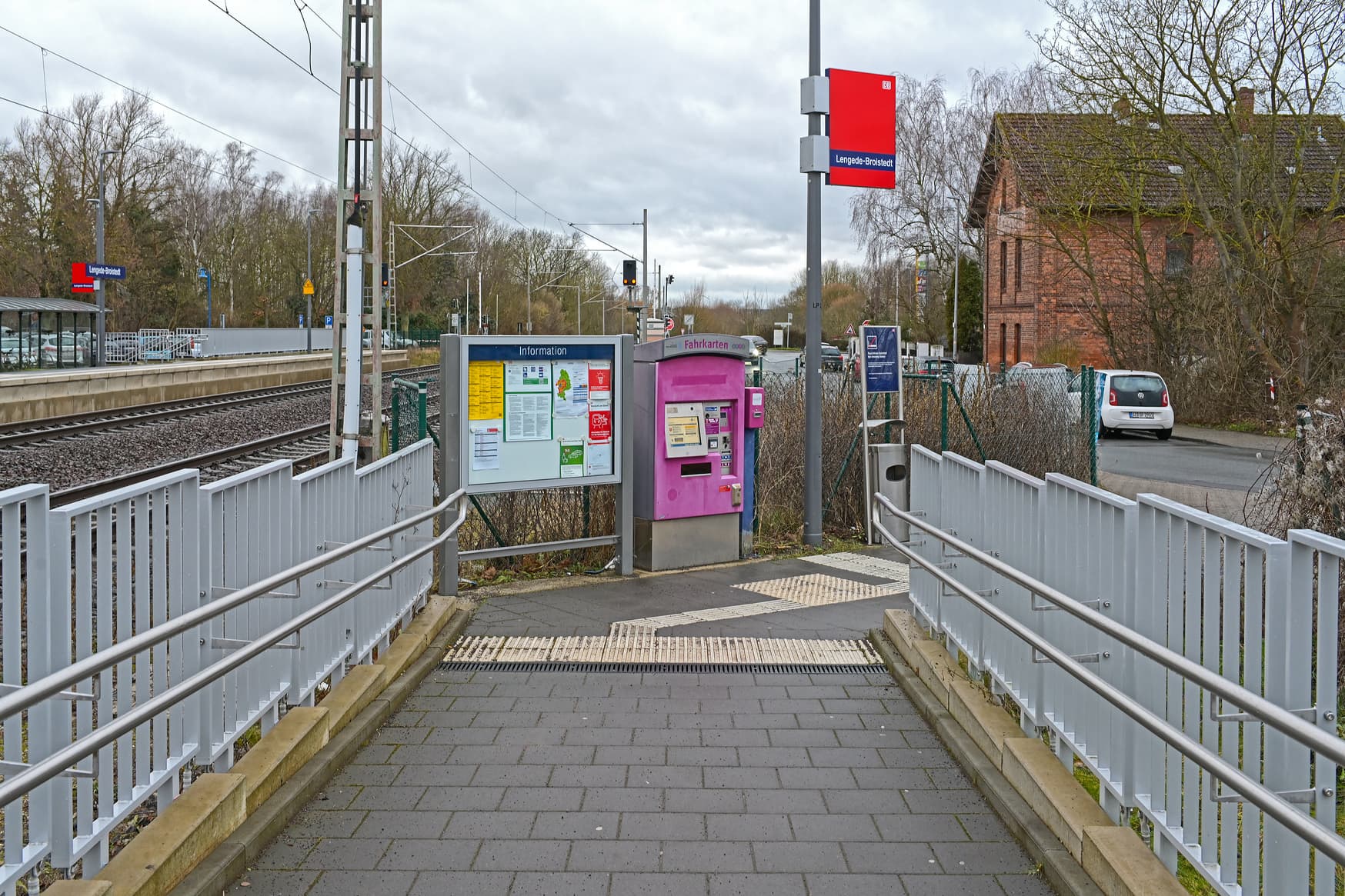 Am Eingang der Rampe steht eine Vitrine und ein Fahrkartenautomat.