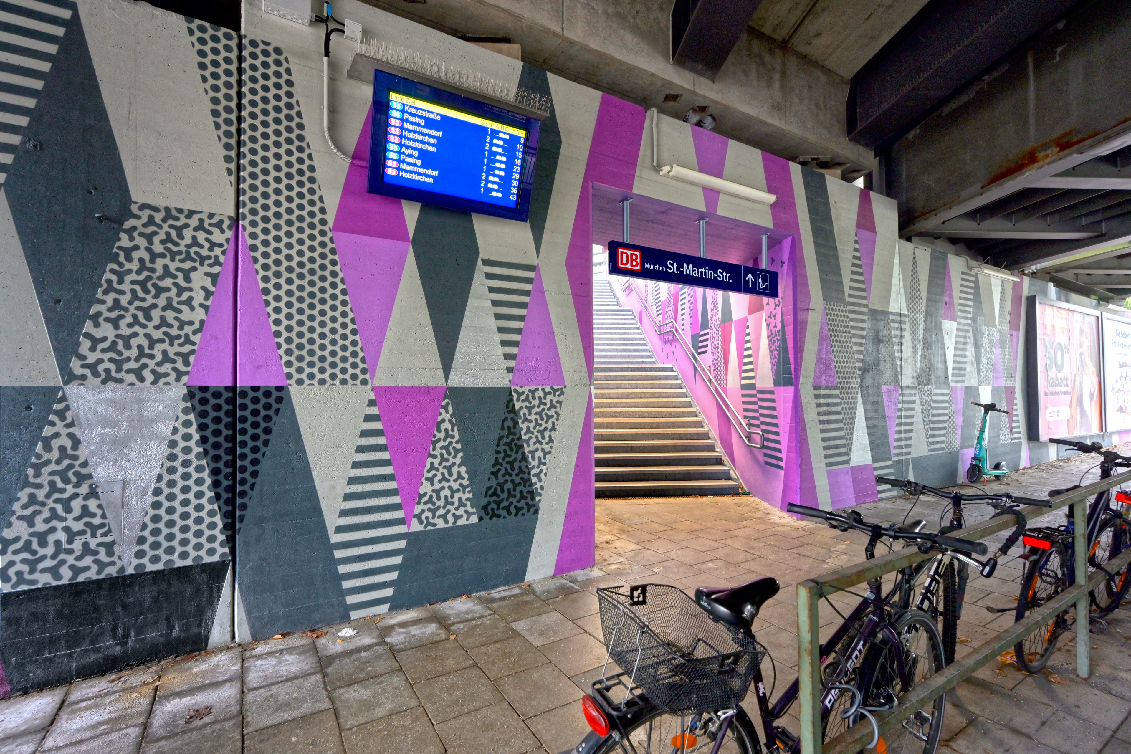 Blick auf die neu gestaltete Straßenunterführung mit Treppenaufgang zum Bahnsteig.