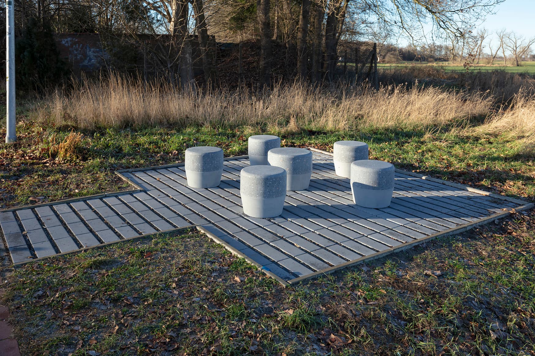 Sitzhocker auf dem Bahnhofsvorplatz.