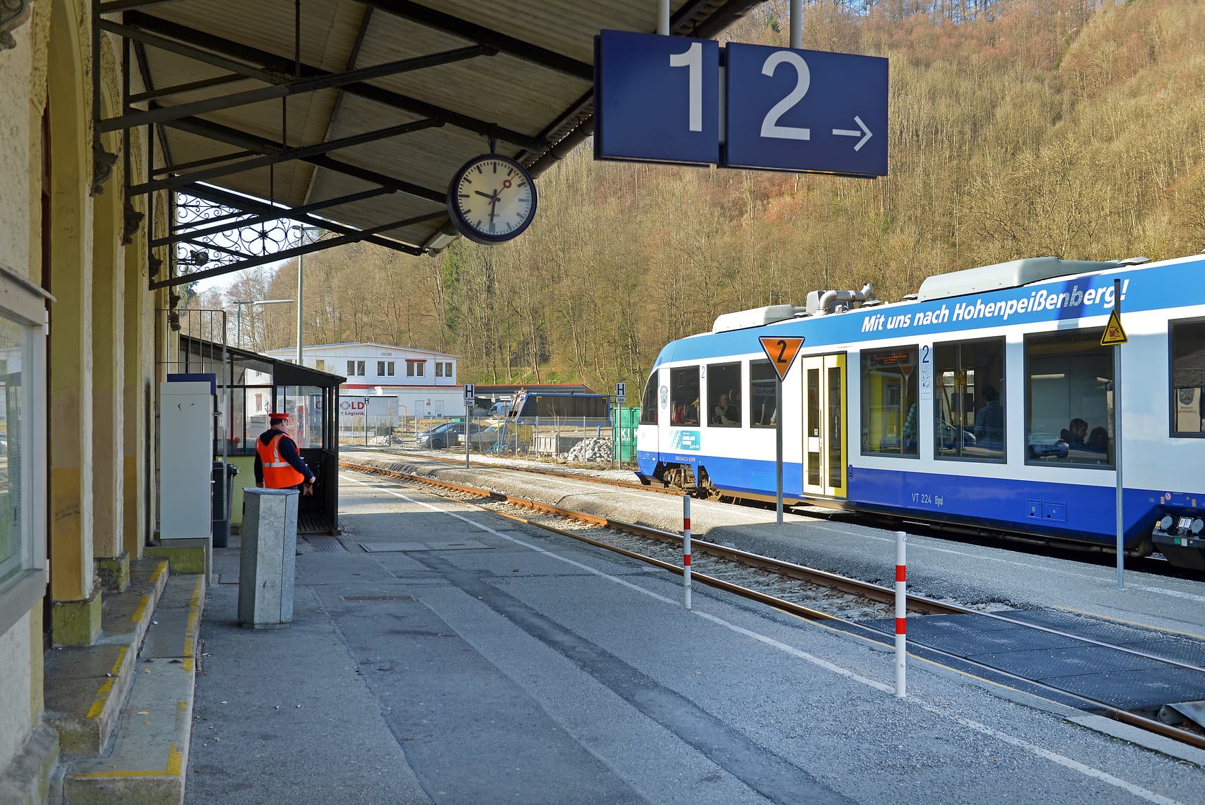 Der Bahnsteigzugang am Bahnhof Peißenberg vor den Umbaumaßnahmen.