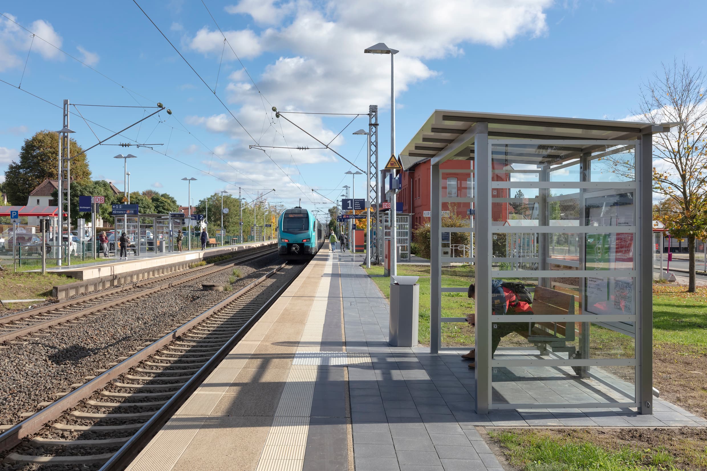 Zwei modernisierte Bahnsteige mit neuem Wetterschutz, Sitzmöglichkeiten und Reisendeninformation.