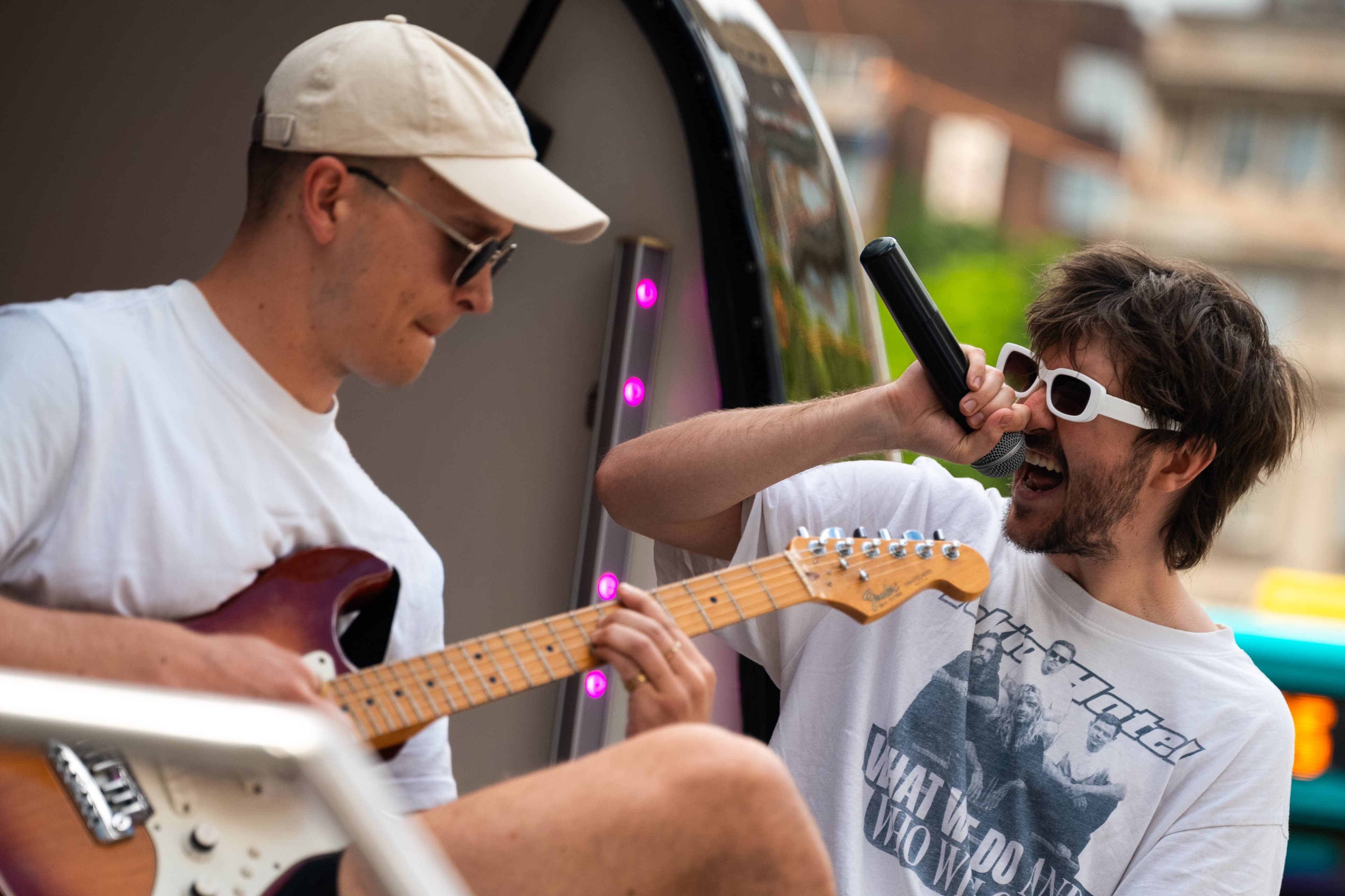 Die Band Explain Colours beim Auftritt.