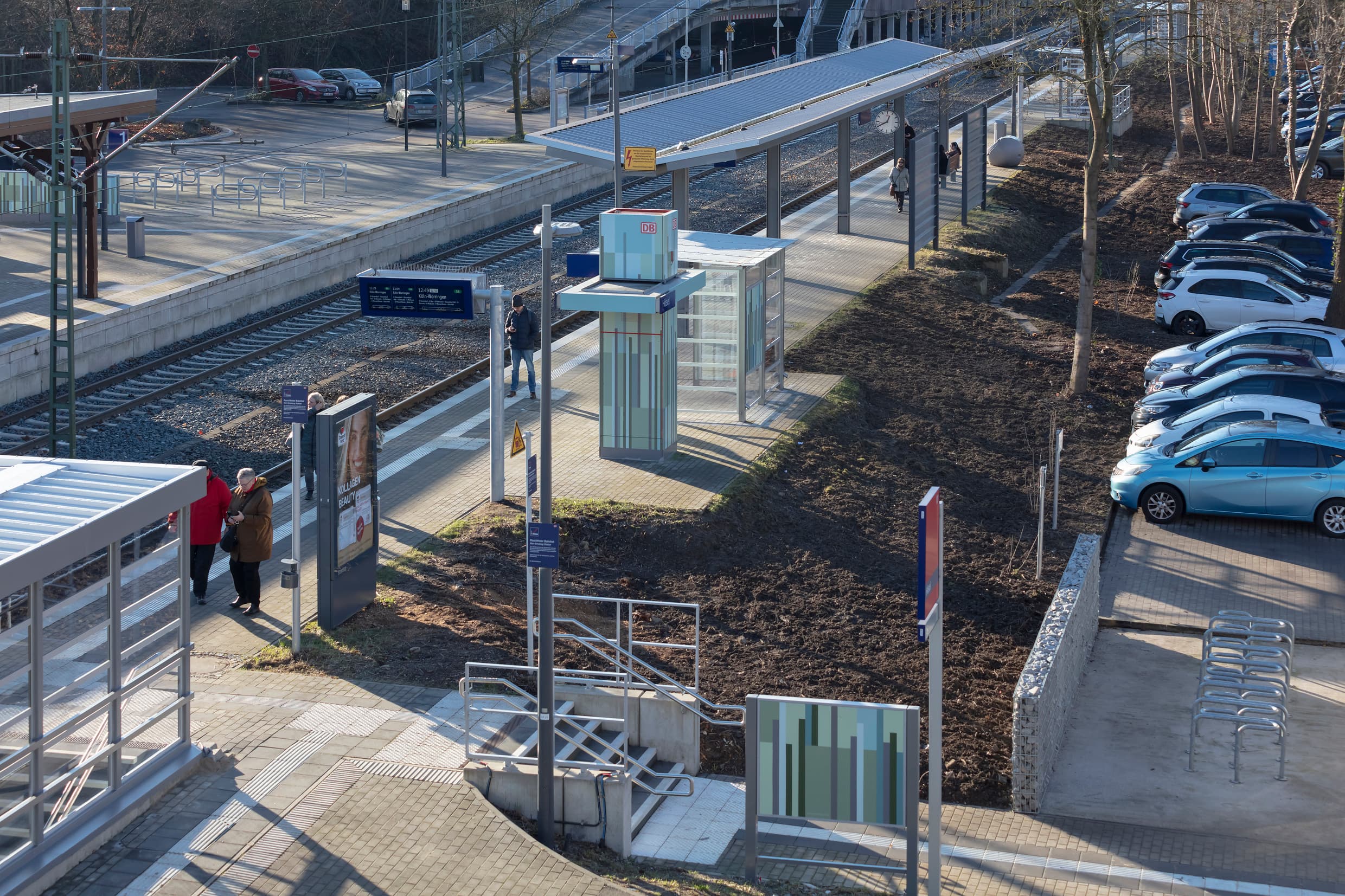 Blick auf den Bahnsteig an Gleis 2 mit neuen Ausstattungselementen und neuer Treppeneinhausung.