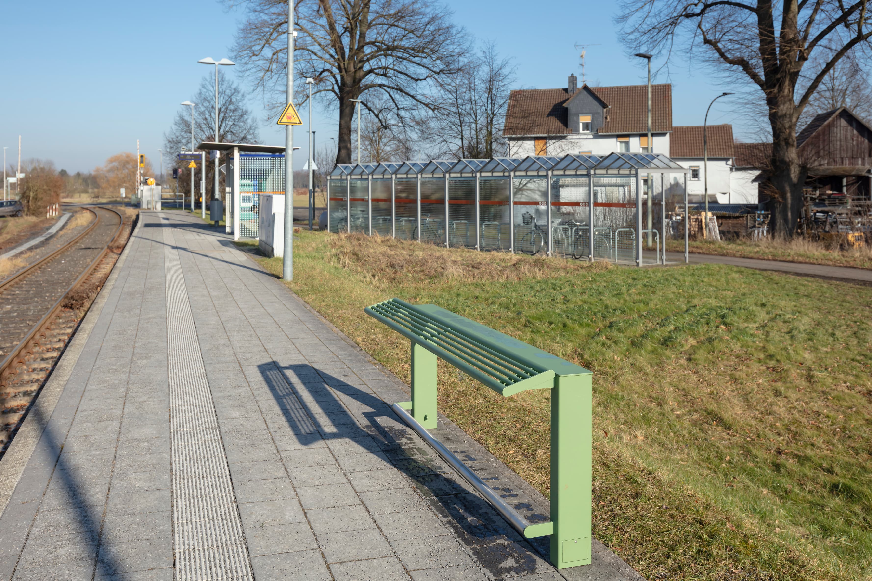 Blick auf einen Anlehner auf dem Bahnsteig.