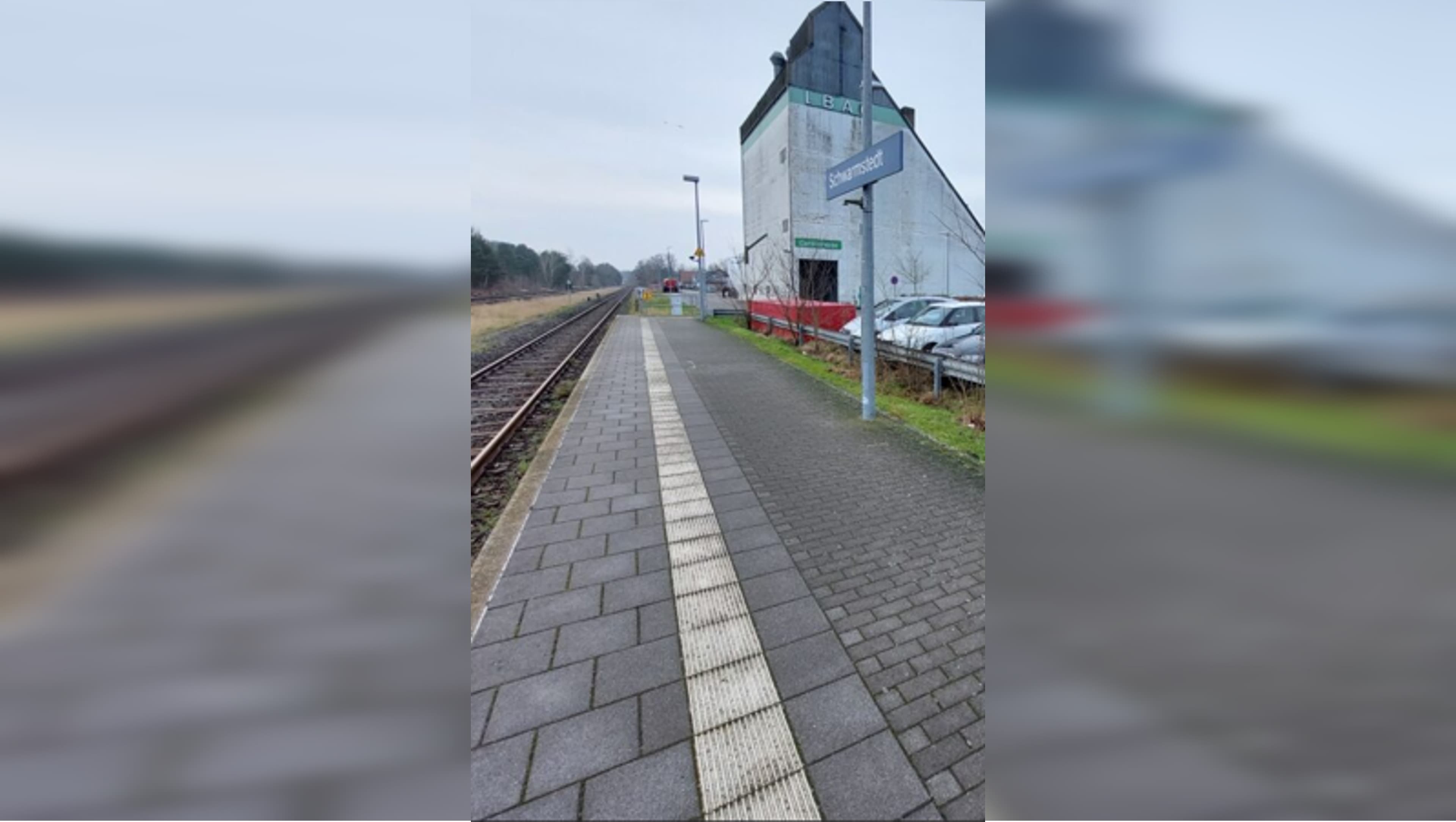 Blindenleistreifen am Boden eines Bahnsteigs.
