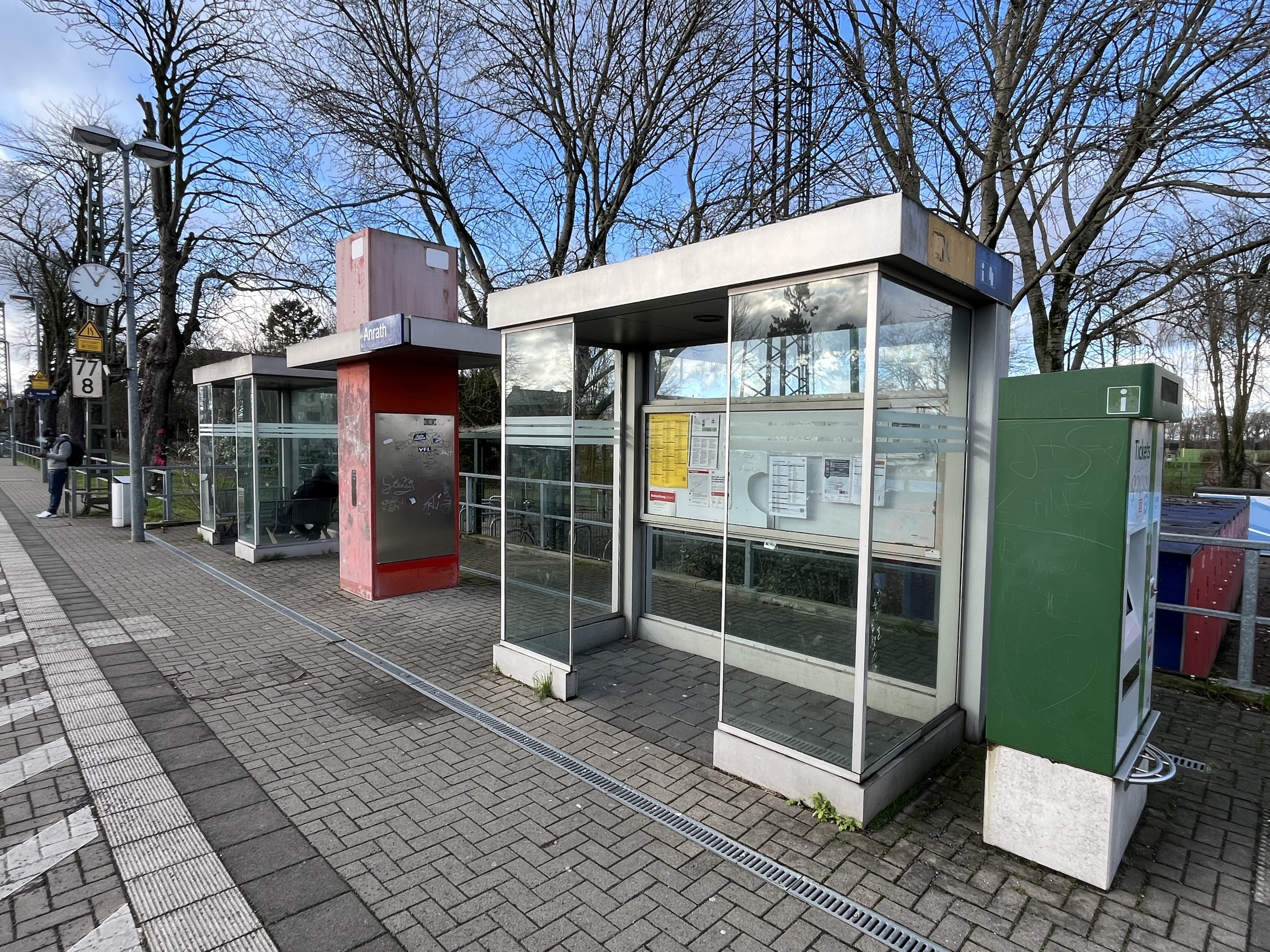 Blick auf einen Wartebereich an einem Bahnsteig.