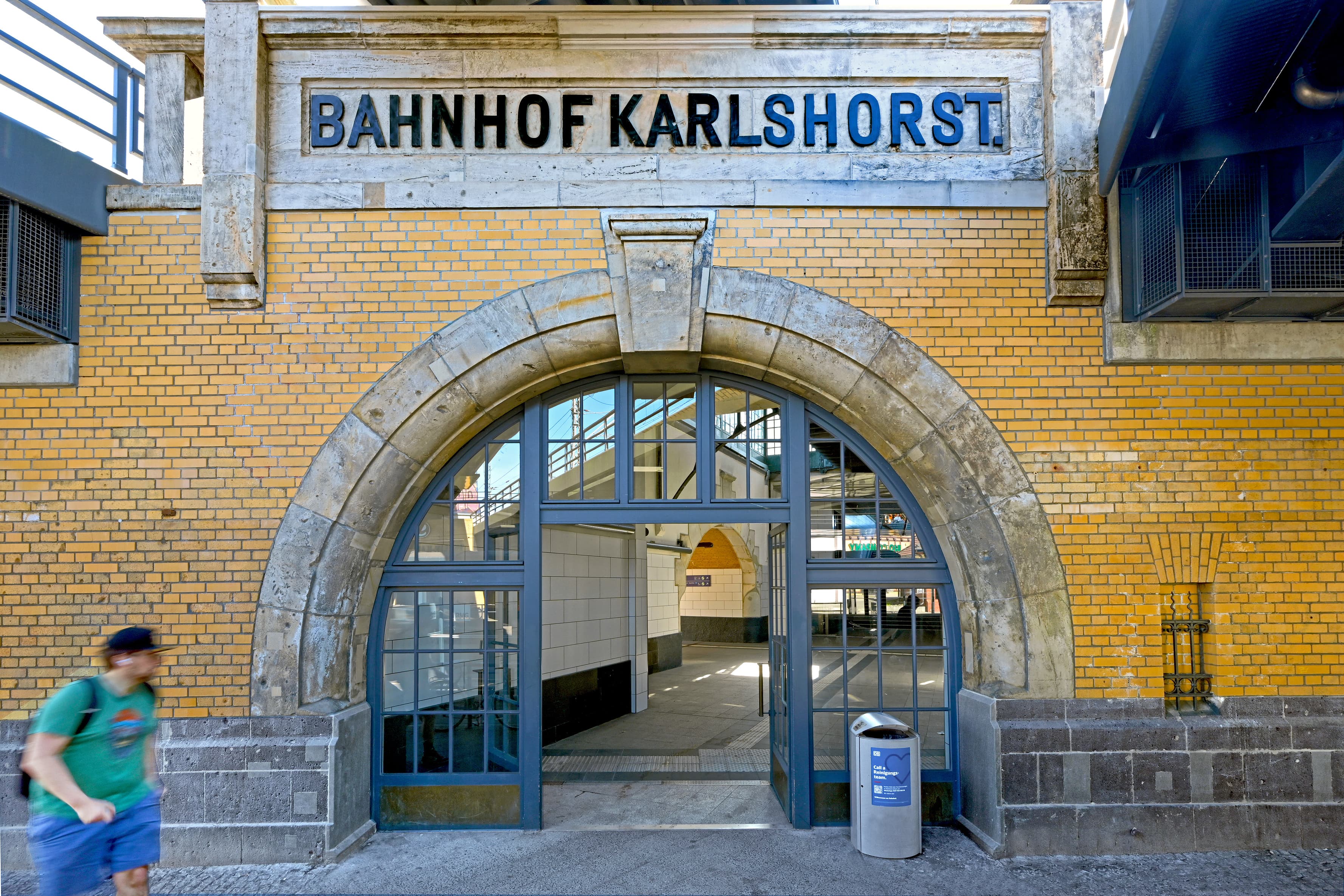 Blick auf den Eingang Bahnhof Karshorst