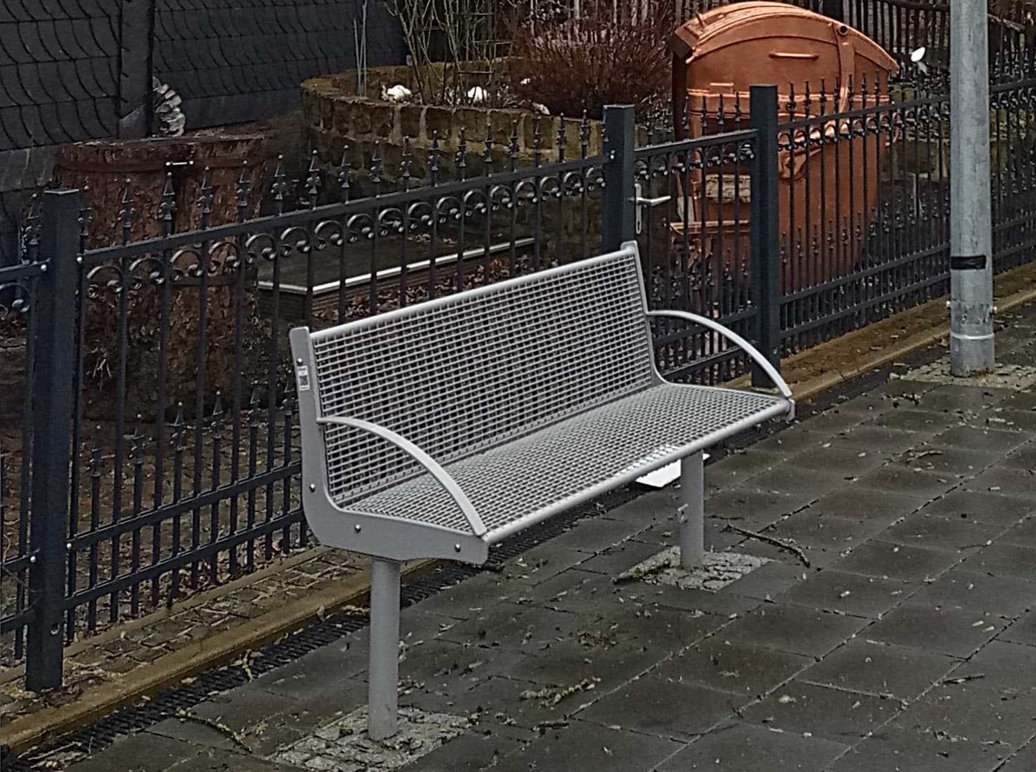 Blick auf eine der alten Sitzgelegenheiten am Bahnsteig vor den Baumaßnahmen.