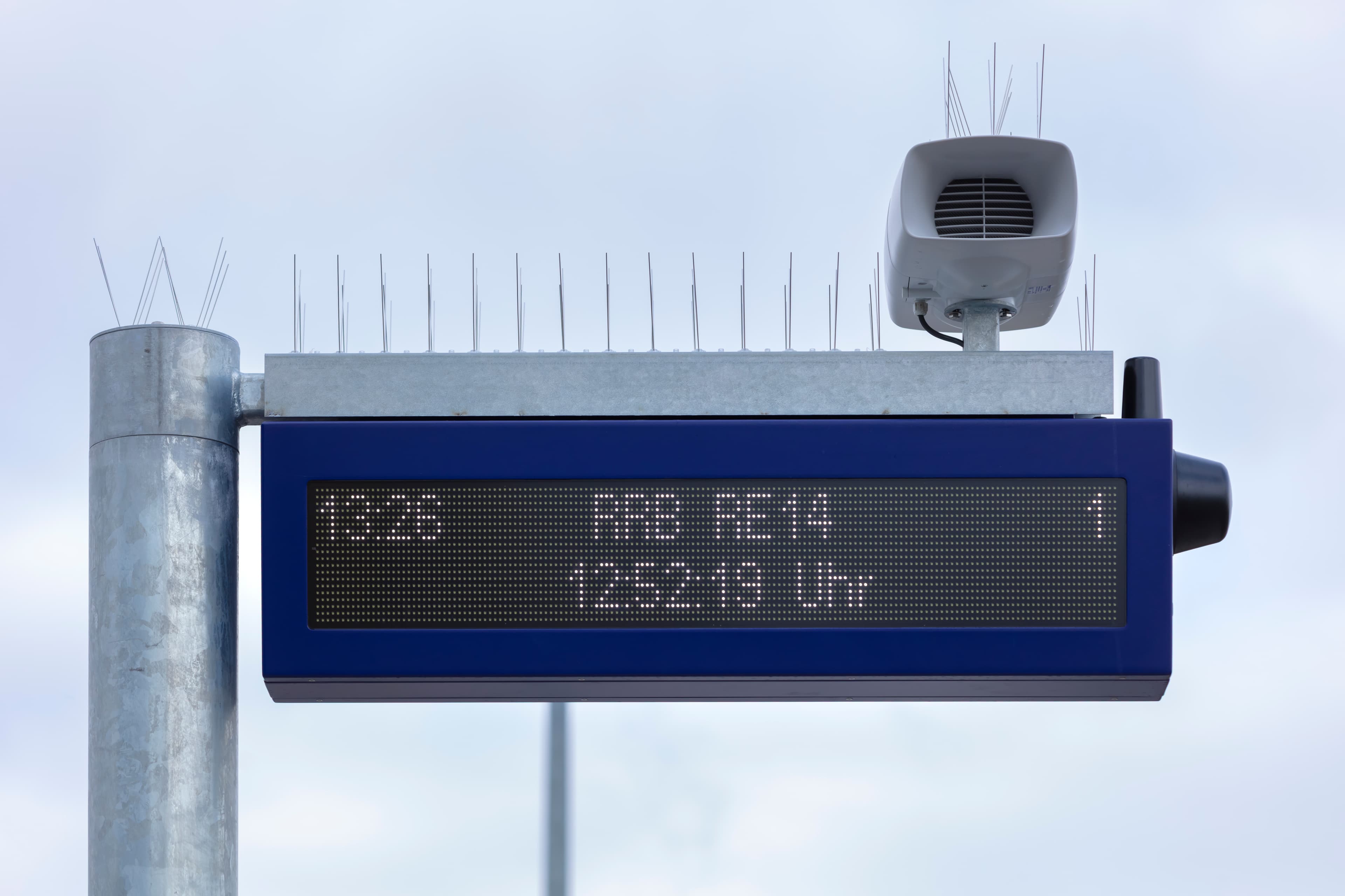 Durch den Austausch des alten dynamischen Schriftanzeigers gegen den modernen dynamischen Schriftanzeiger Plus (DSA+), können dem Reisenden mehr Züge dargestellt werden.