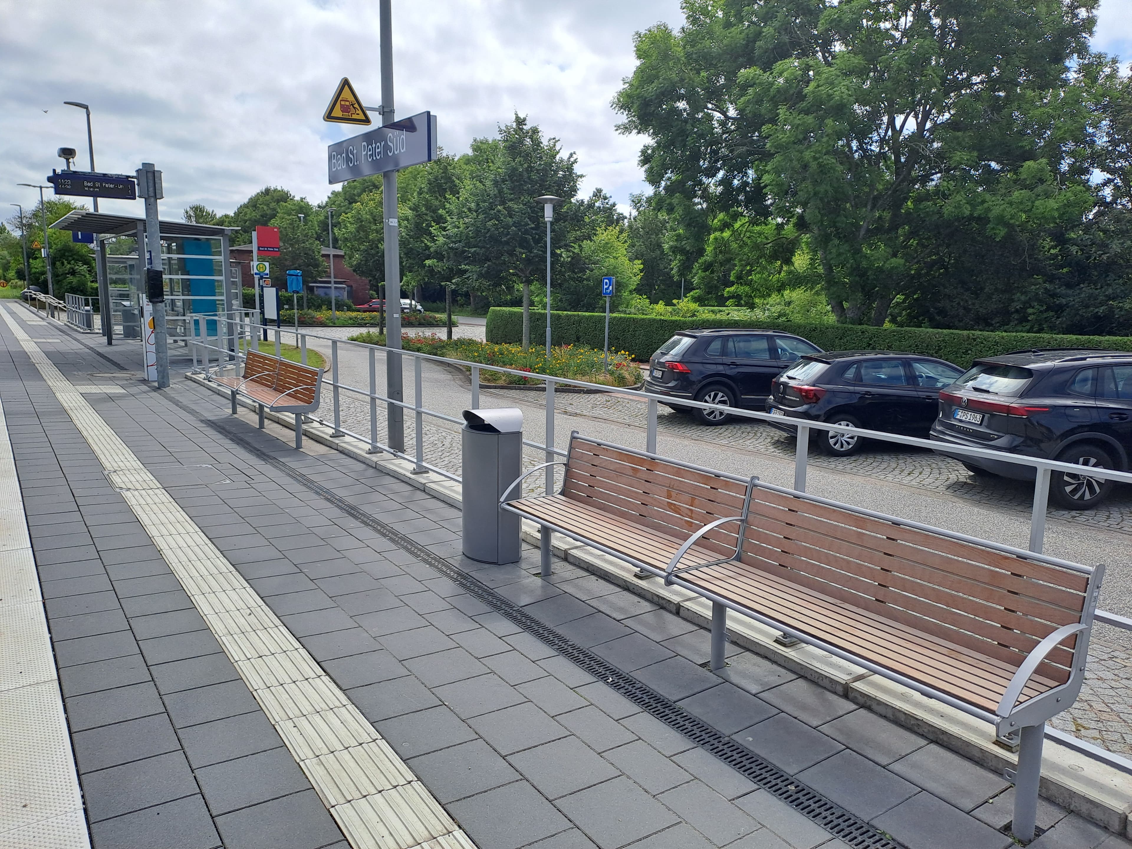 Weitere Sitzbänke am Bahnsteig.