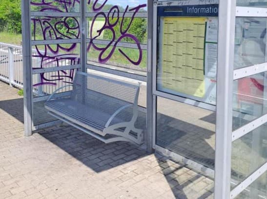 Das alte Wetterschutzhäuschen mit mehreren Vandalismusschäden.