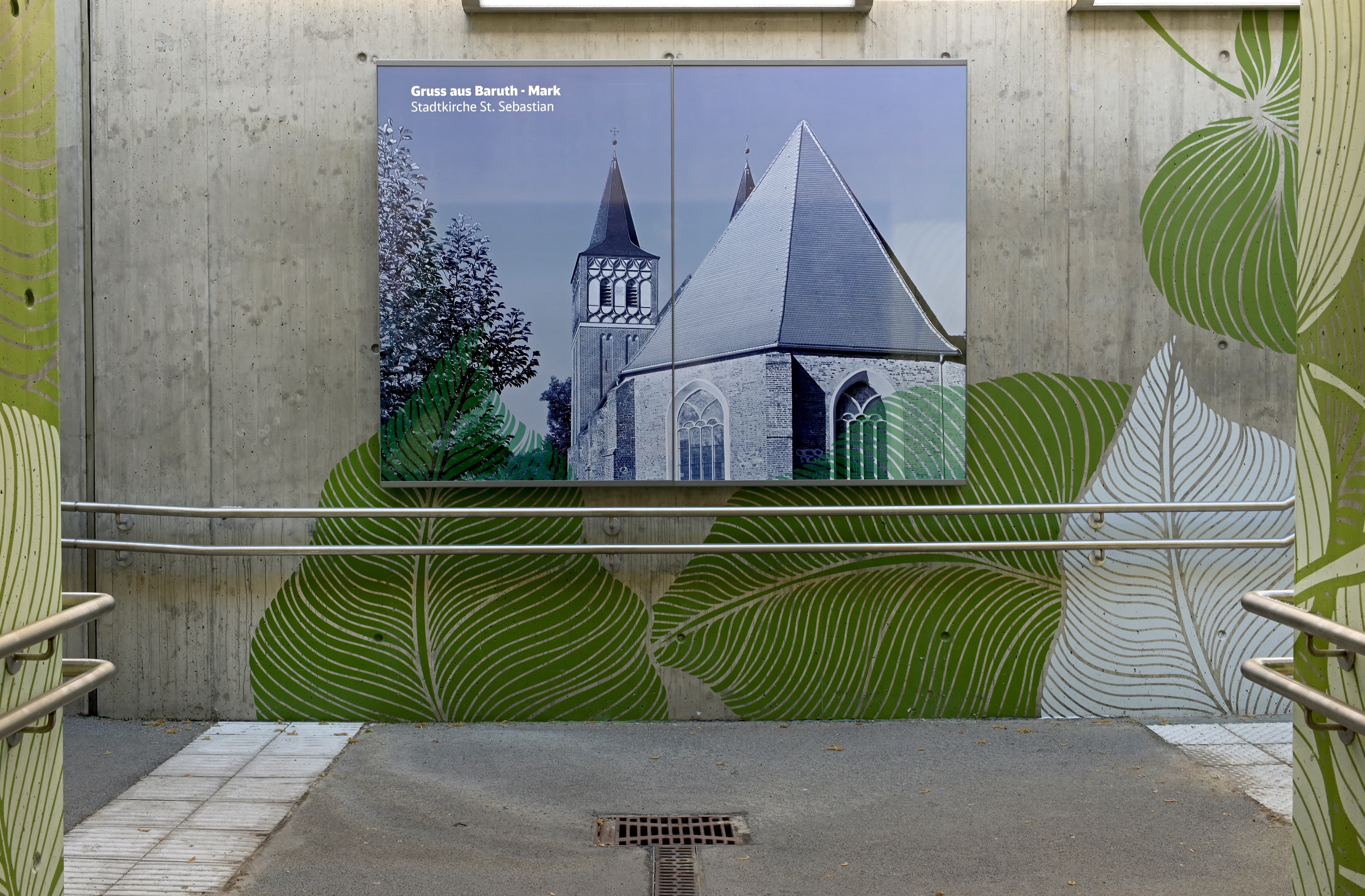 Historisches Foto einer Kirche in Baruth in der Unterführung des Bahnhofs. 