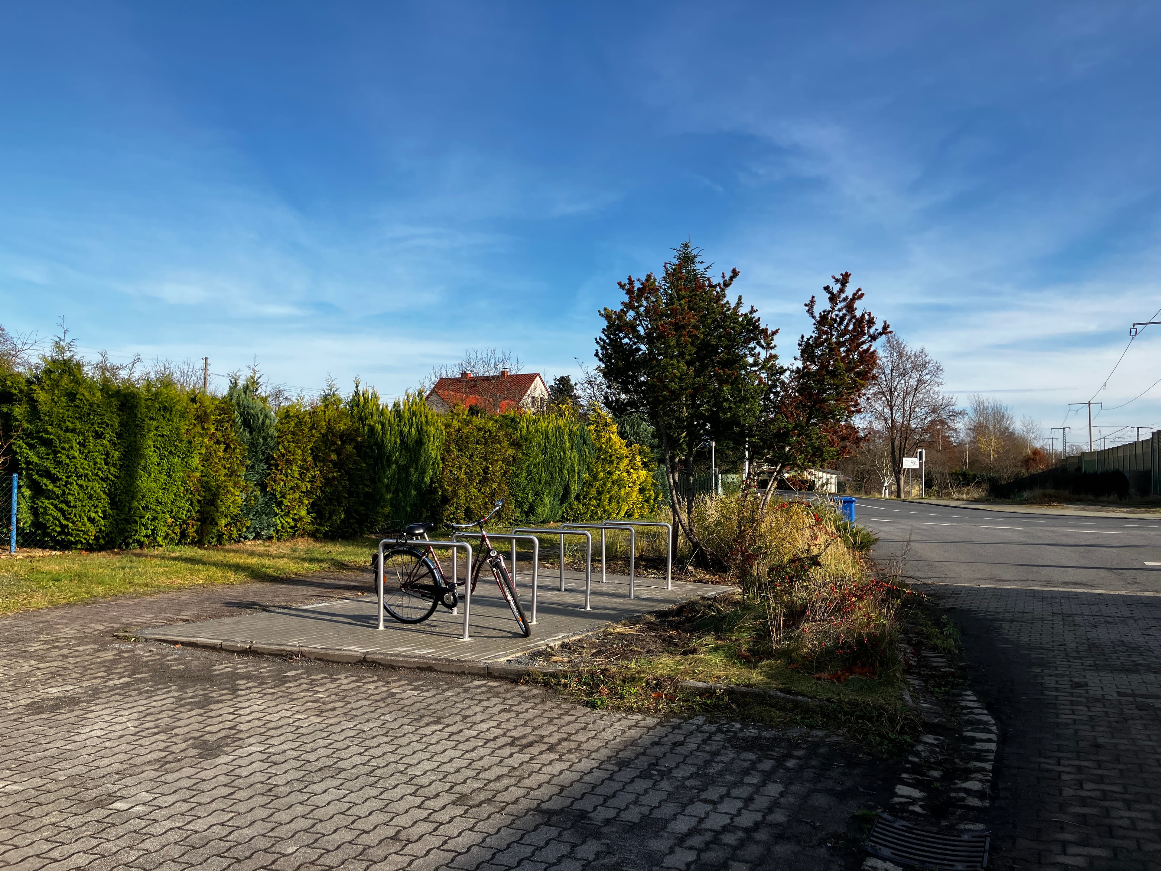 Fünf neu aufgestellte Fahrradbügel am Zugang der Verkehrsstation.