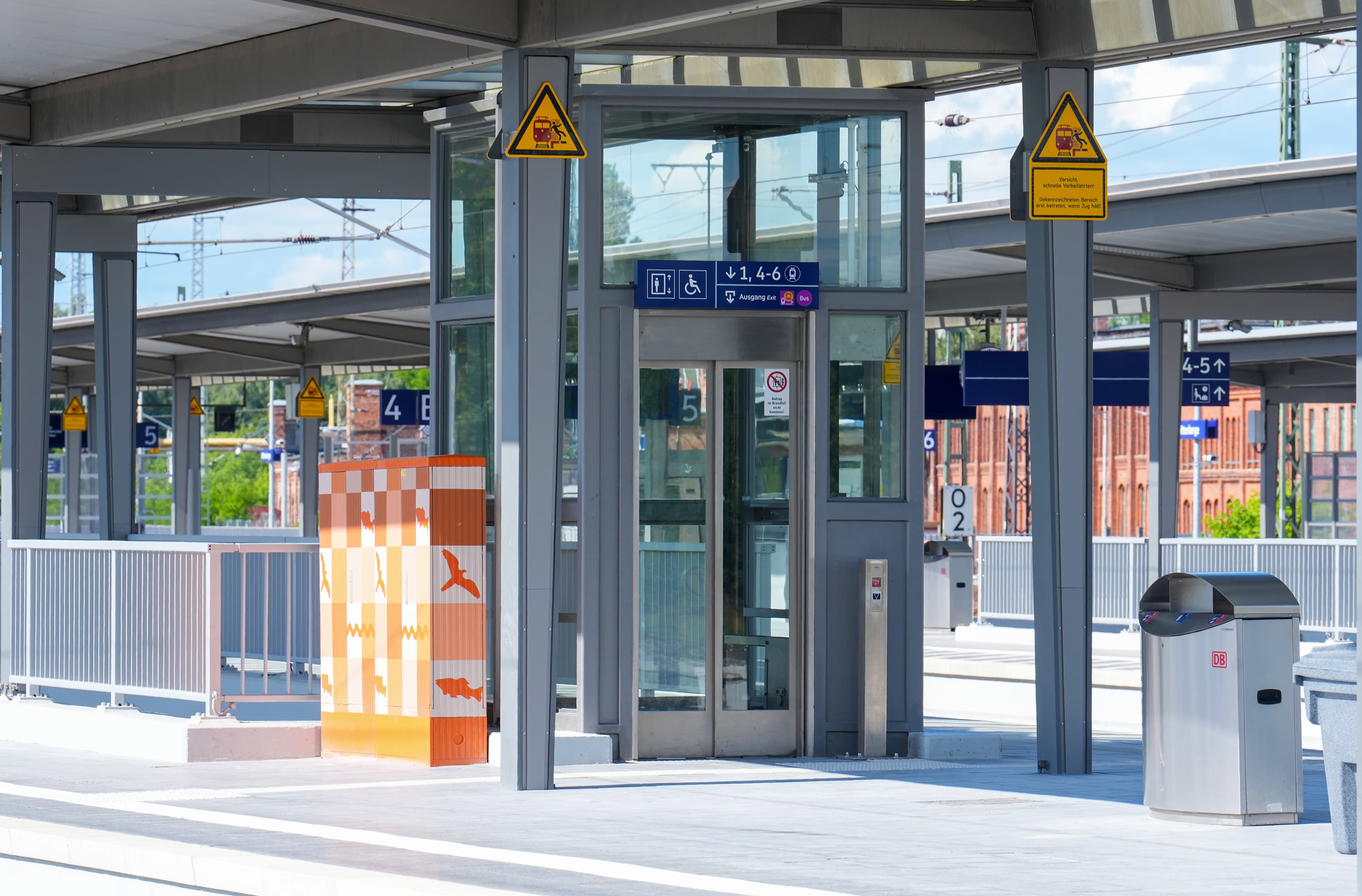 Ein Aufzug an einem Bahnsteig.