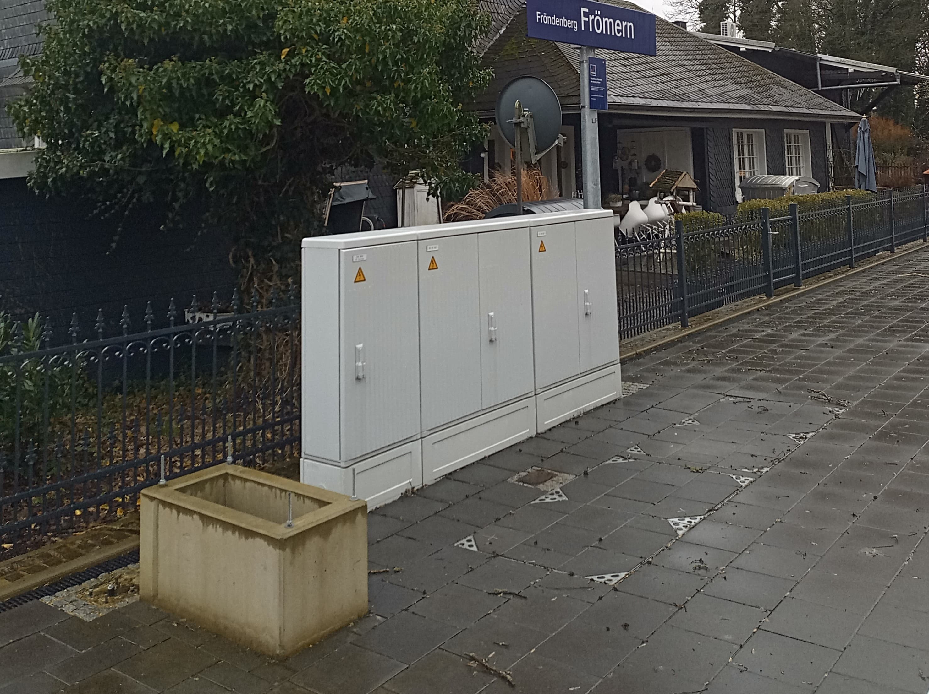 Blick auf die Verteilerkästen am Bahnsteig vor der Umgestaltungsmaßnahme.