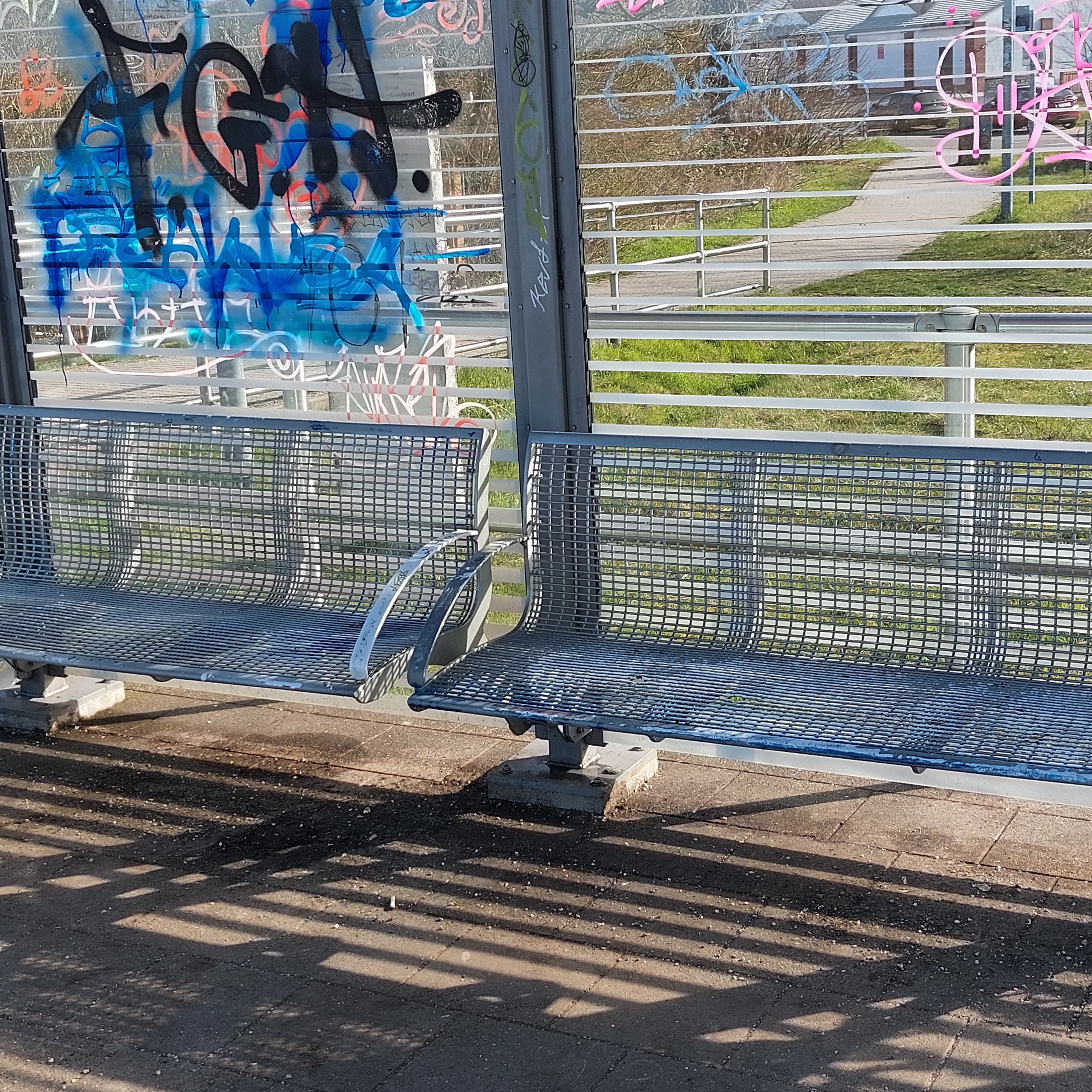 Blick in das alte Wetterschutzhaus, mit Beschmierungen an den Wänden.