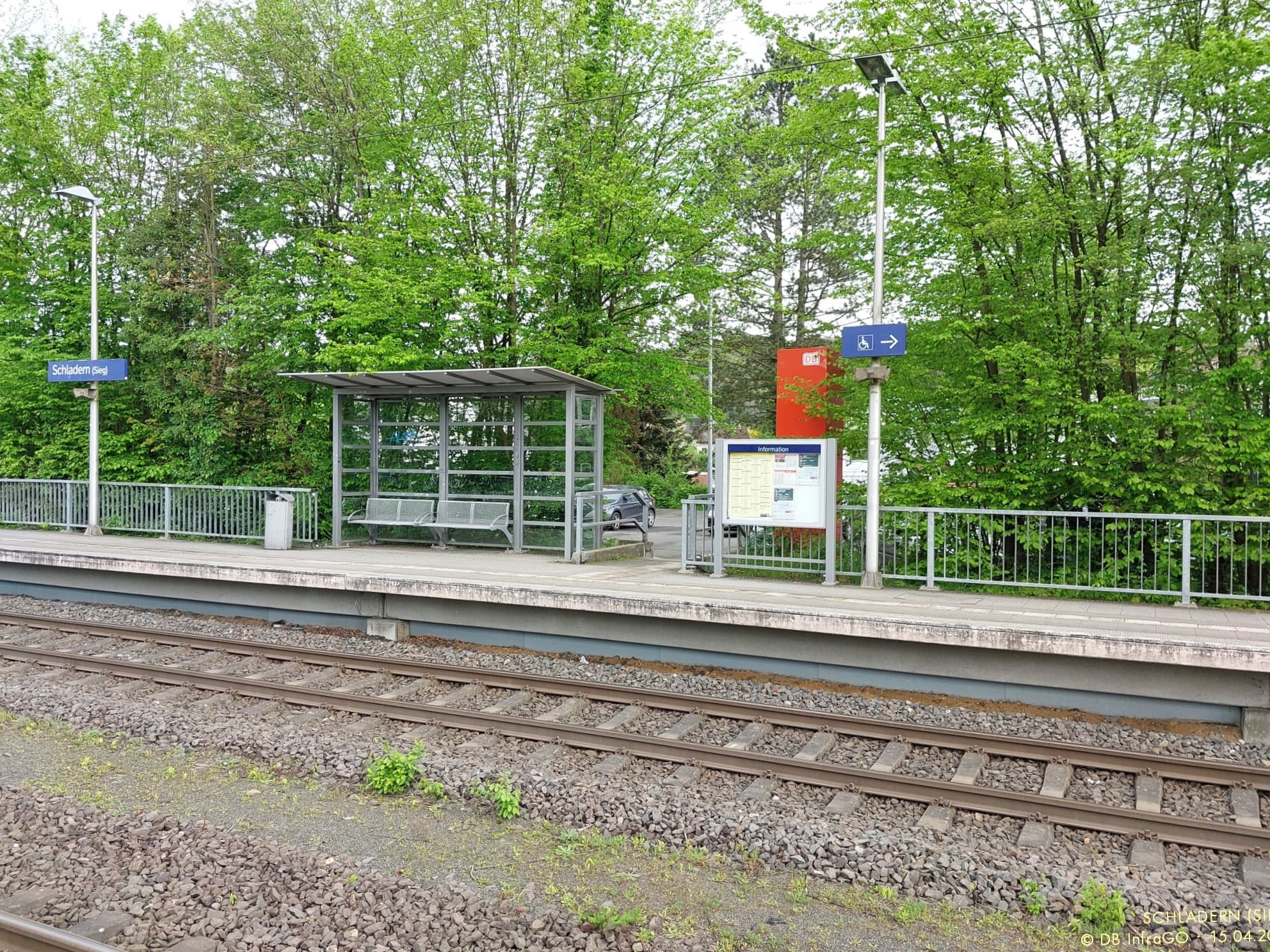 Blick auf den Bahnsteig mit dem Wetterschutz. Davor befindet sich das Gleis.