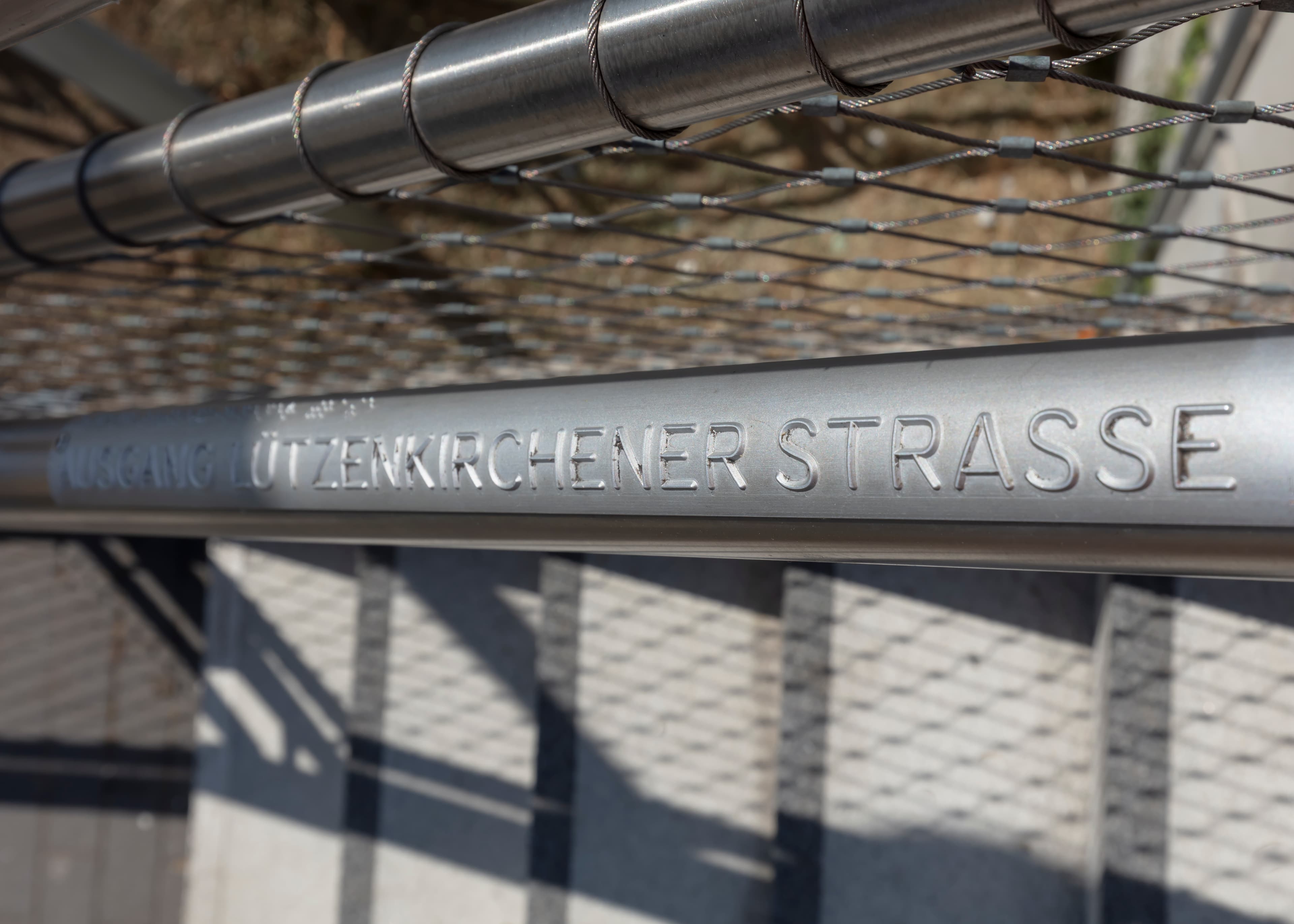 Taktiles Handlaufschild am Geländer.