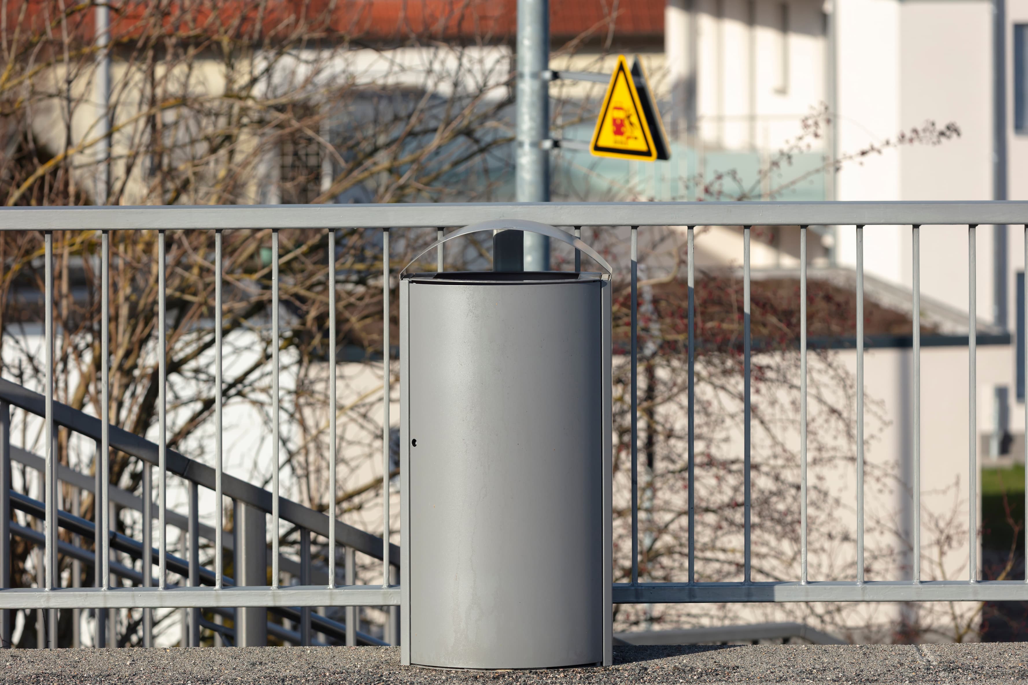 Blick auf einen neuen Abfallbehälter