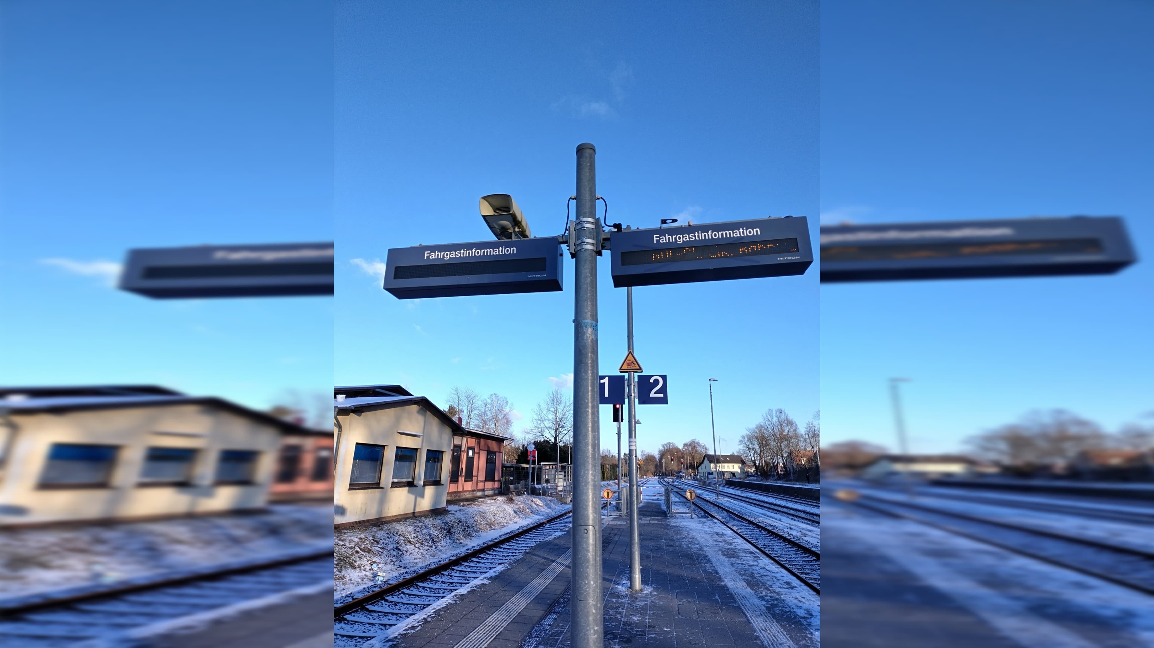Blick auf Reisendeninformation an einem Mast.