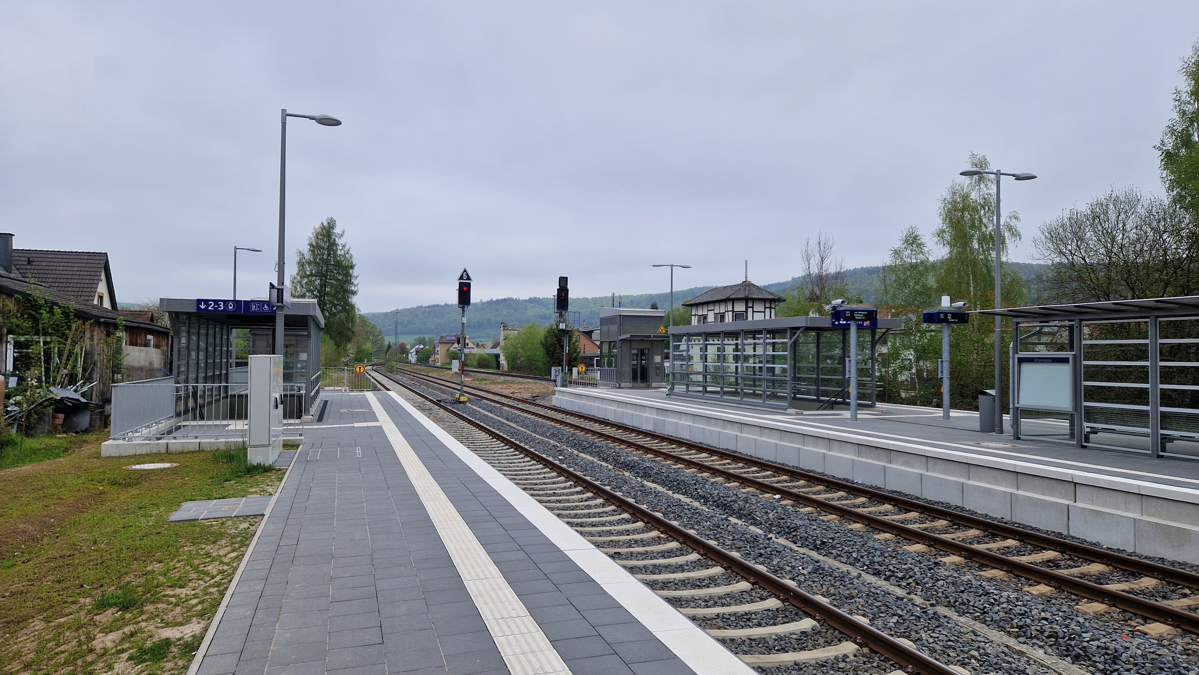 Blick auf die beiden neuen Bahnsteige.