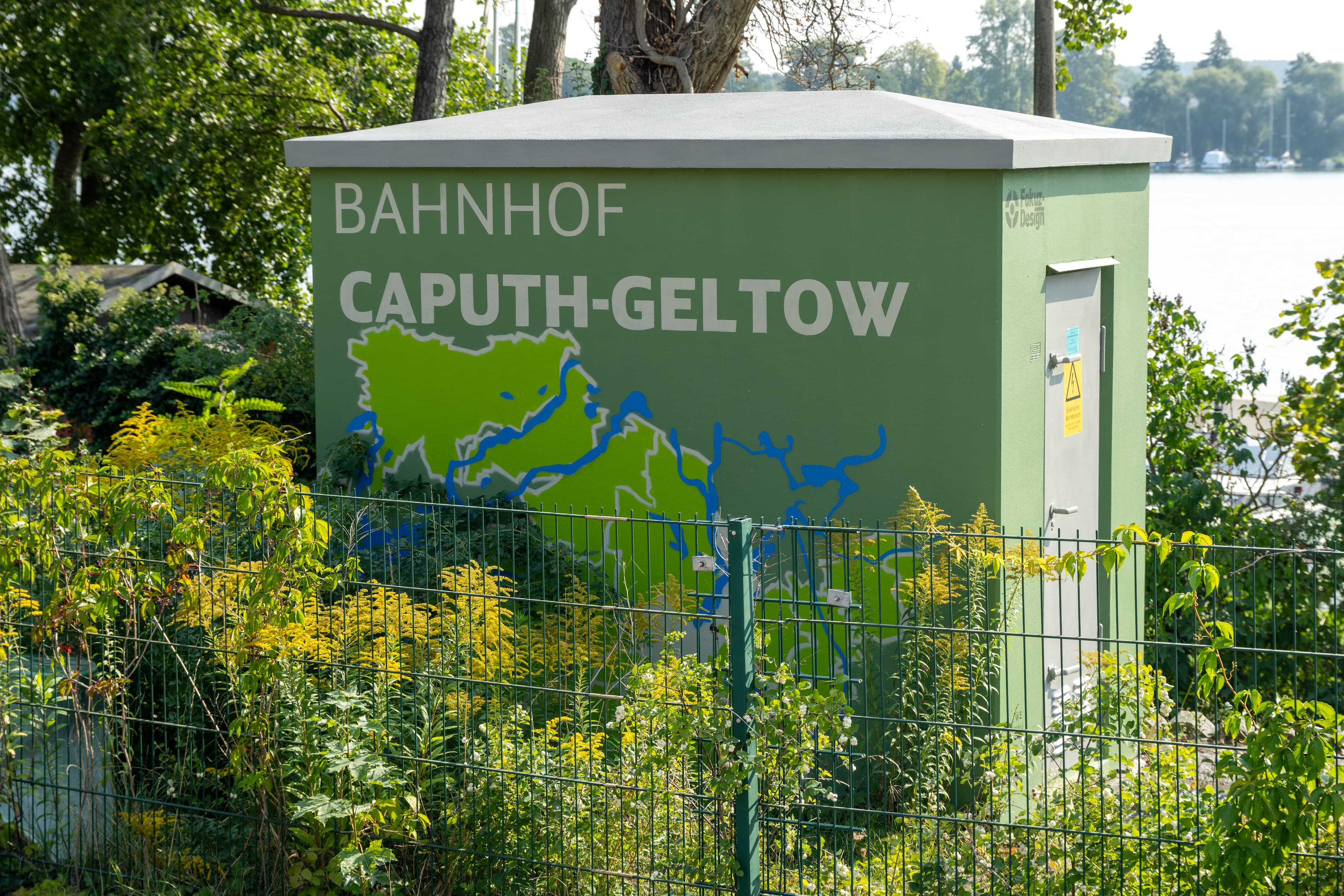 Ein Betonschalthaus mit Schriftzug und Landkarte.