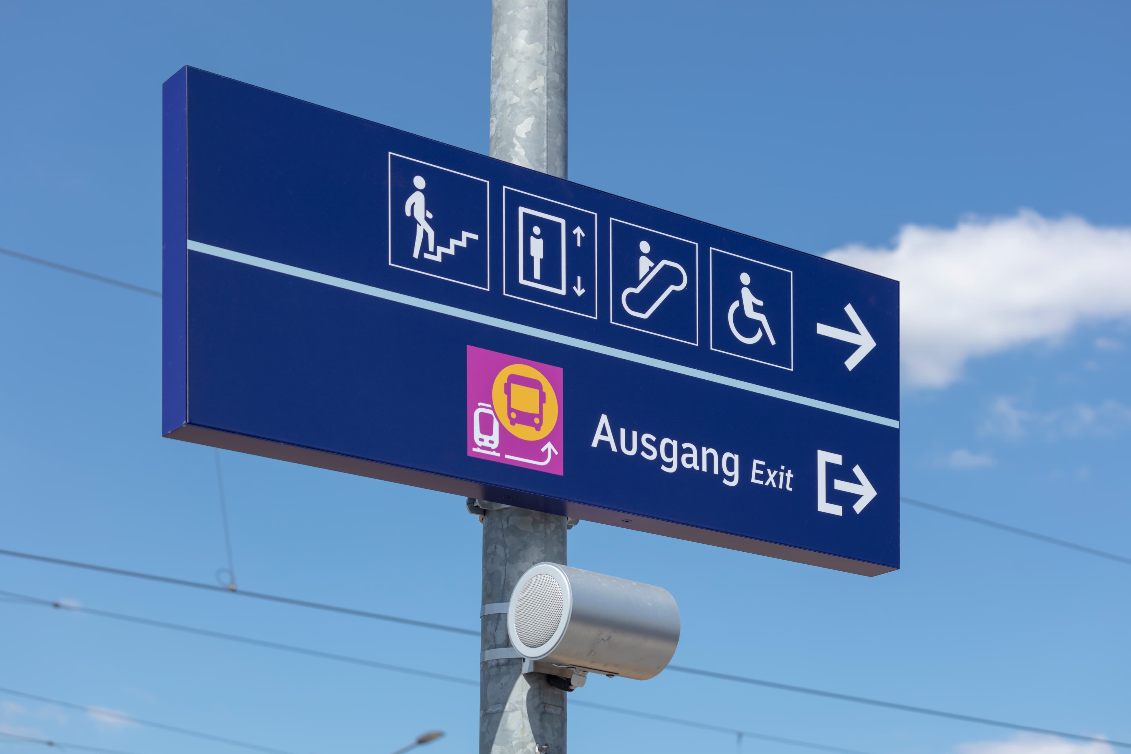 Neue Schilder im modernen Bahn-Design.