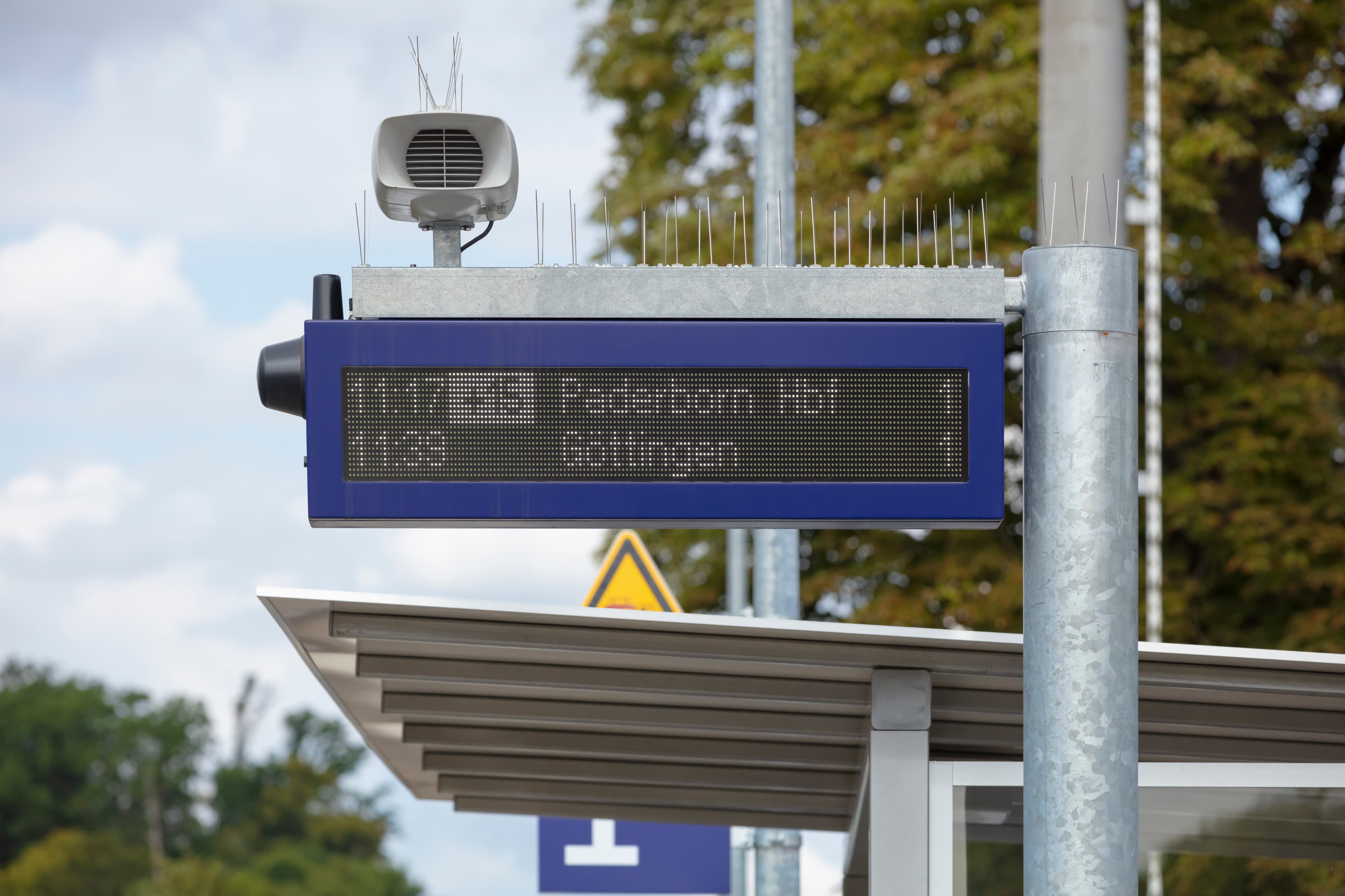 Zweizeiliger dynamischer Schriftanzeiger am Bahnsteig.