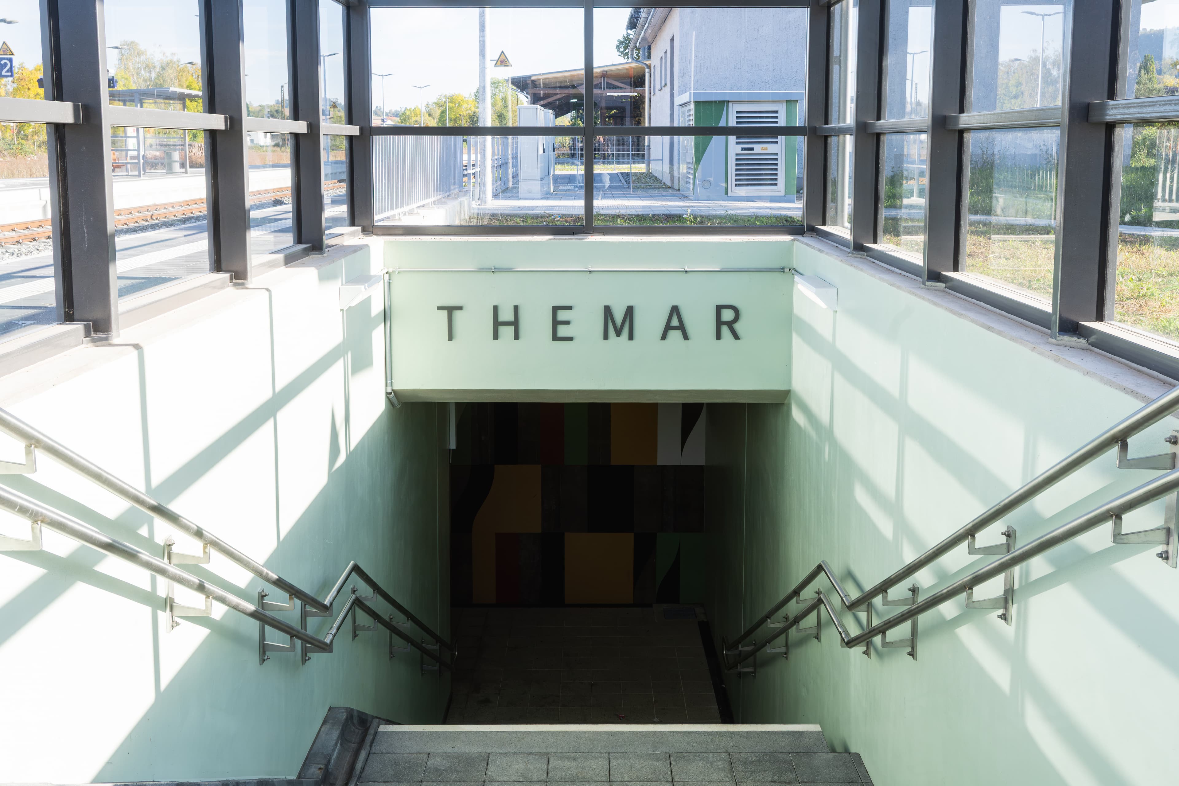 Treppenanlage zum Fußgängertunnel mit der Aufschrift Themar.