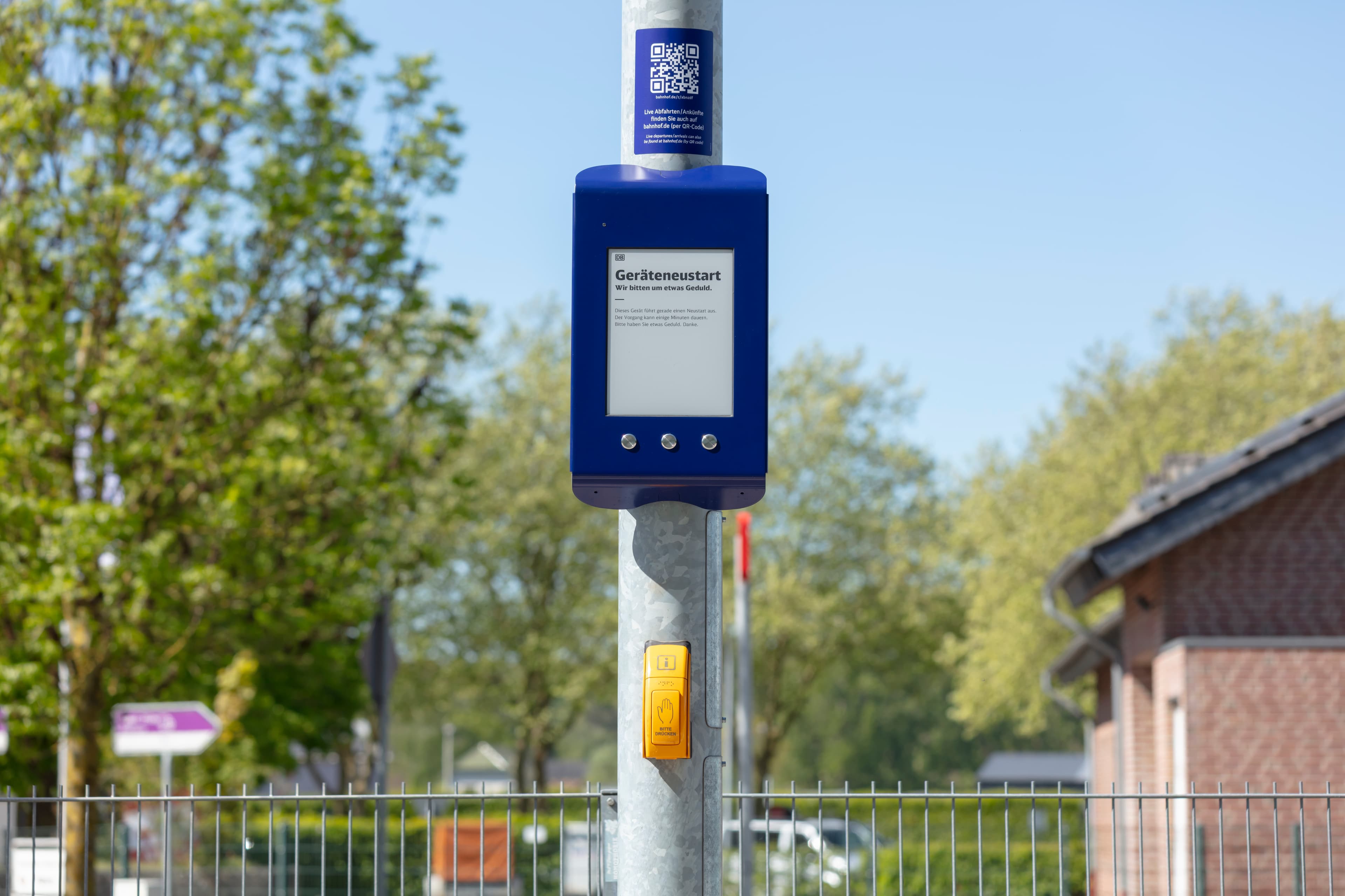 Detailaufnahme des neuen digitalen Aushang Bau mit dem zugehörigen Taster.