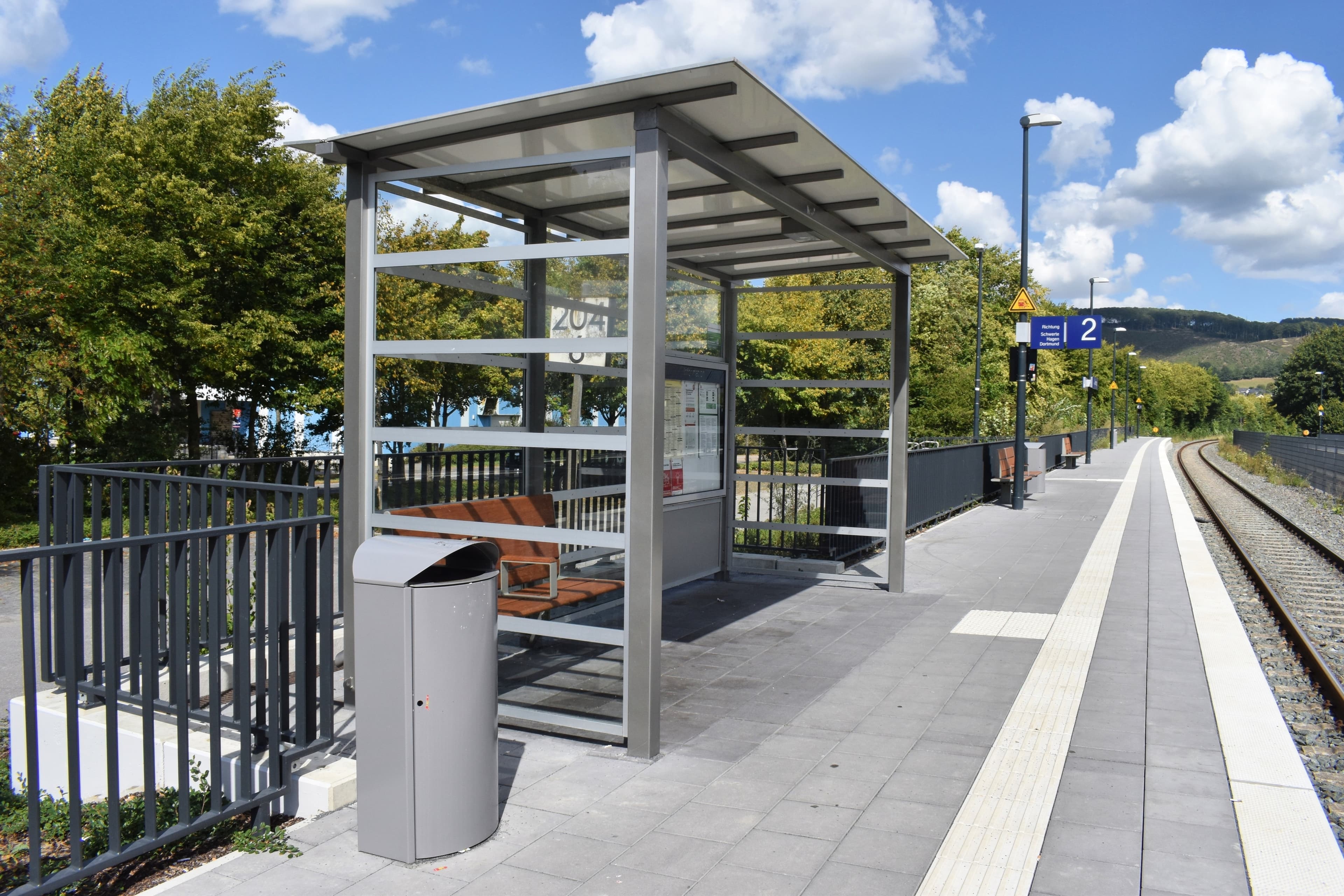 Neue Wetterhäuschen am aufgewerteten Bahnsteig